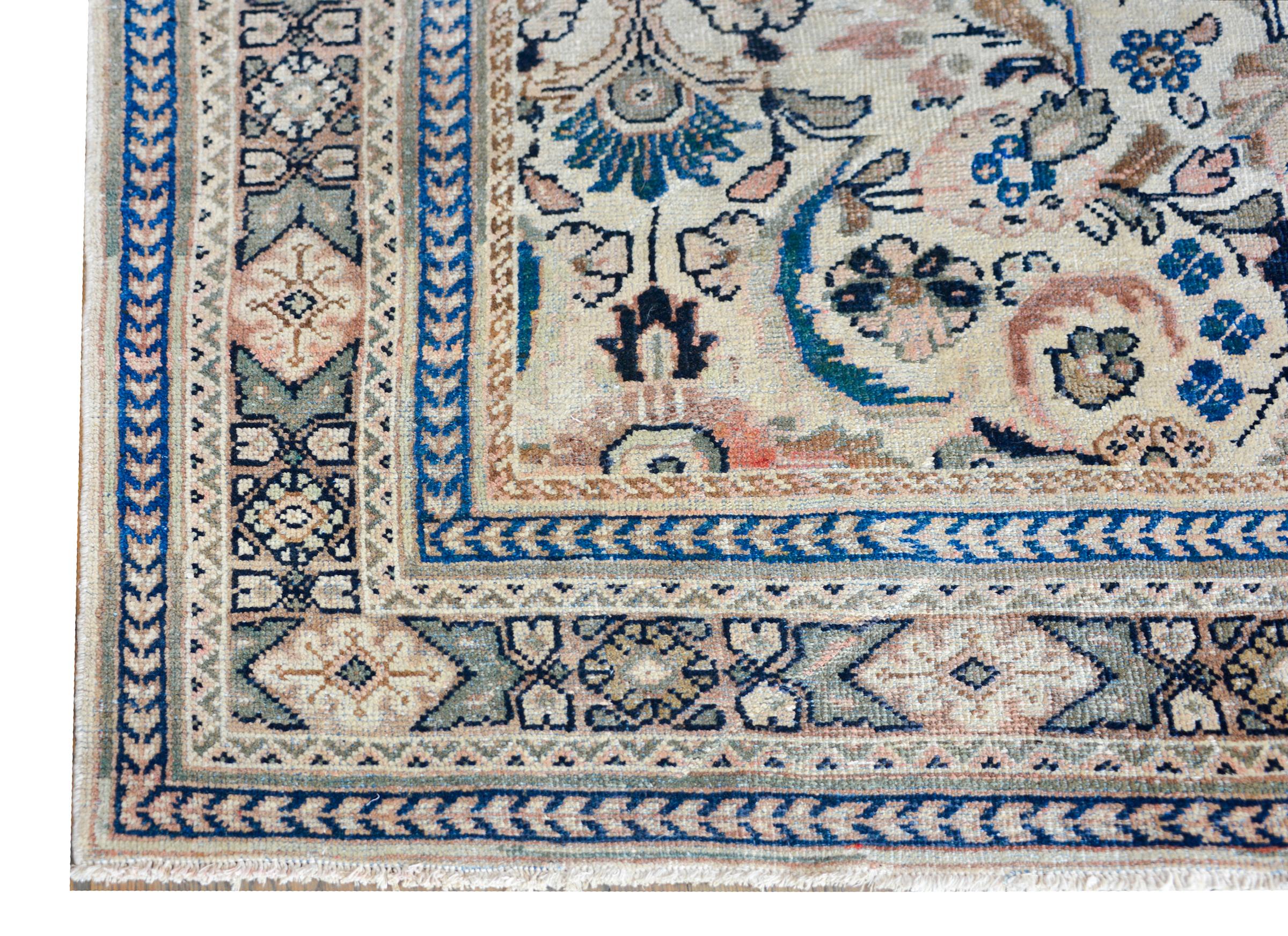 Early 20th Century Mahal Rug For Sale 2