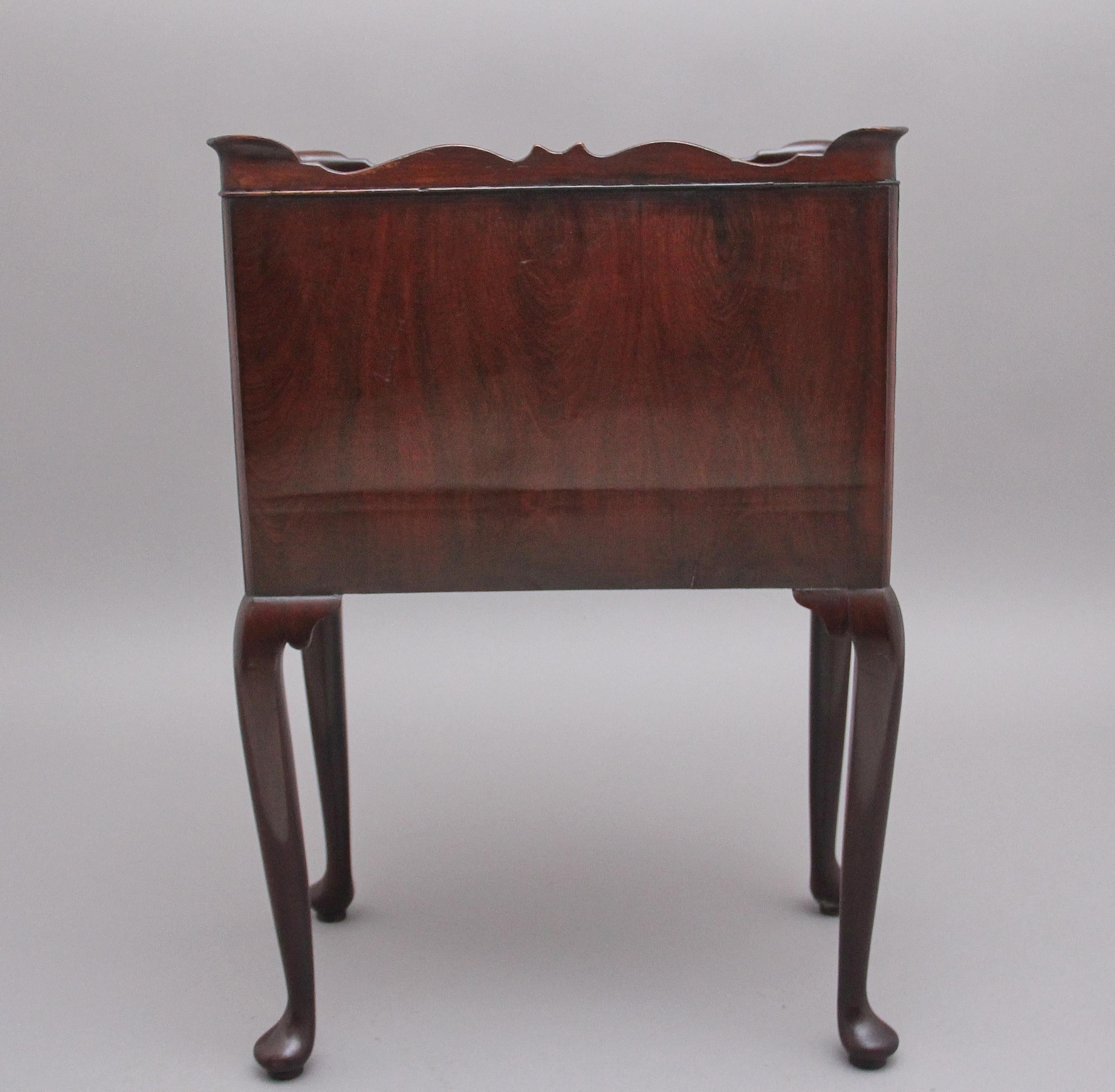Early 20th Century mahogany bedside cabinet in the Georgian style For Sale 1