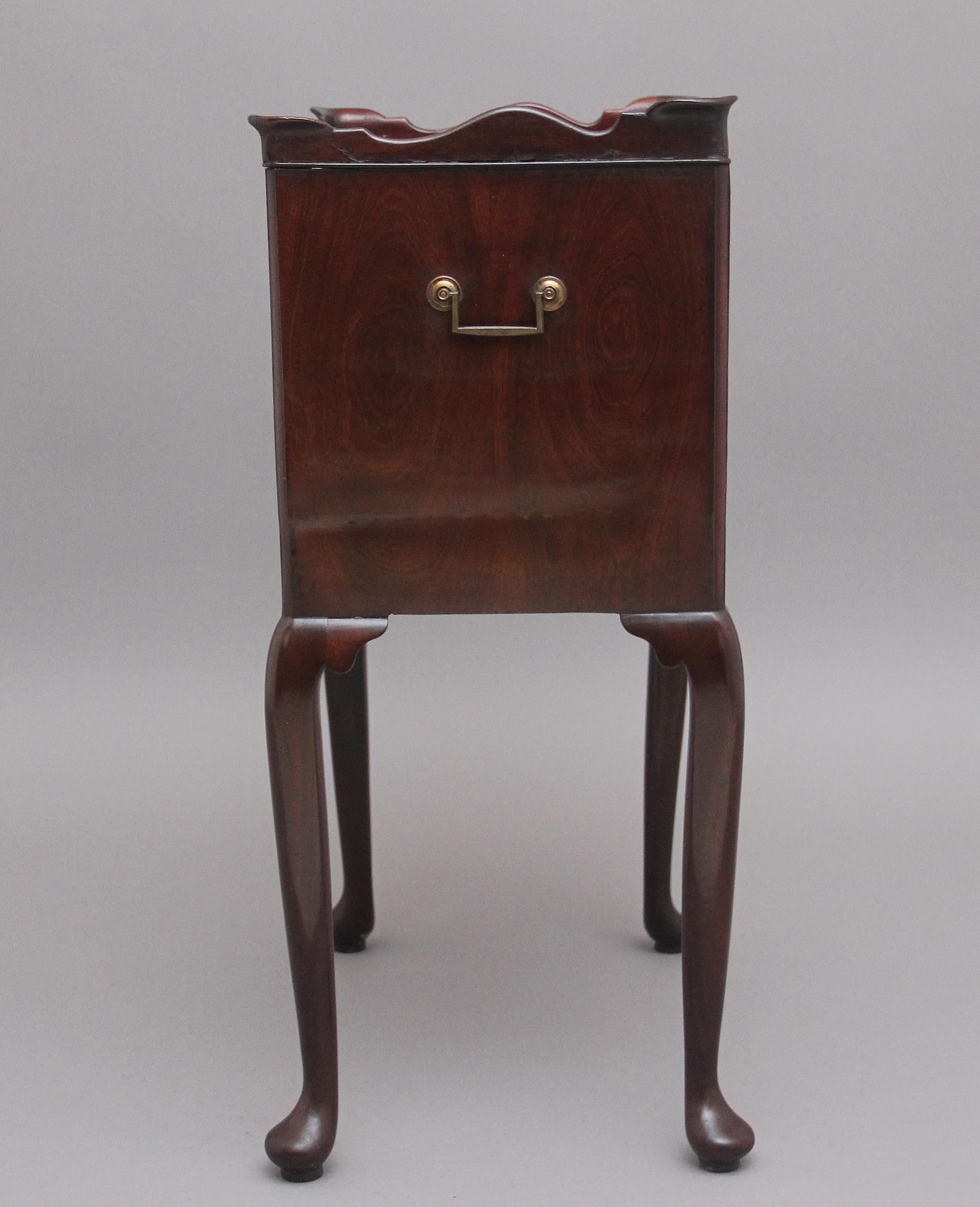 Early 20th Century mahogany bedside cabinet in the Georgian style For Sale 2