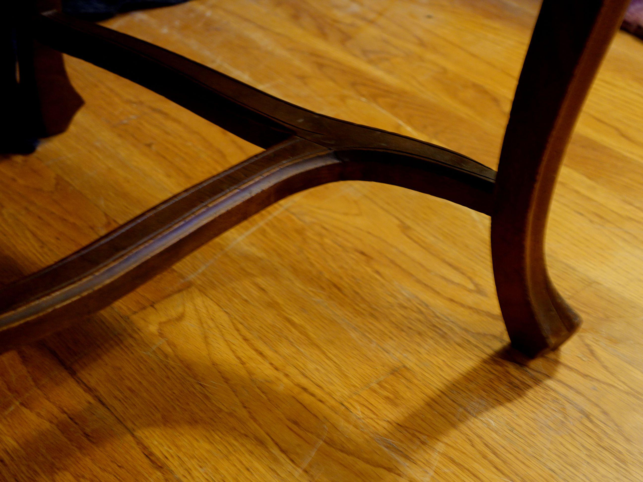 Sillón de caoba estilo Chippendale de principios del siglo XX con asiento de caña en venta 4