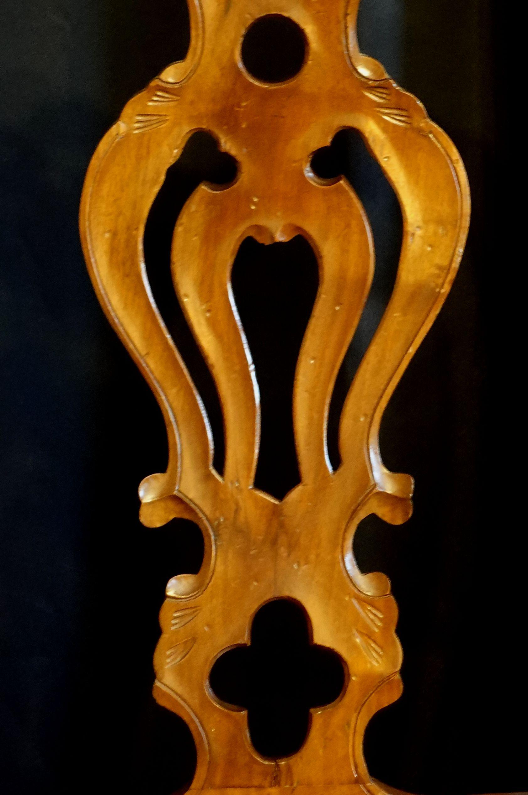 Sculpté à la main Fauteuil de style Chippendale en acajou du début du XXe siècle avec assise cannelée en vente