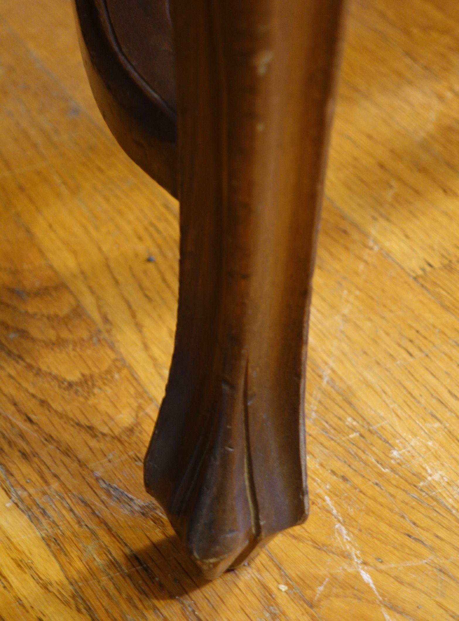 Fauteuil de style Chippendale en acajou du début du XXe siècle avec assise cannelée en vente 2