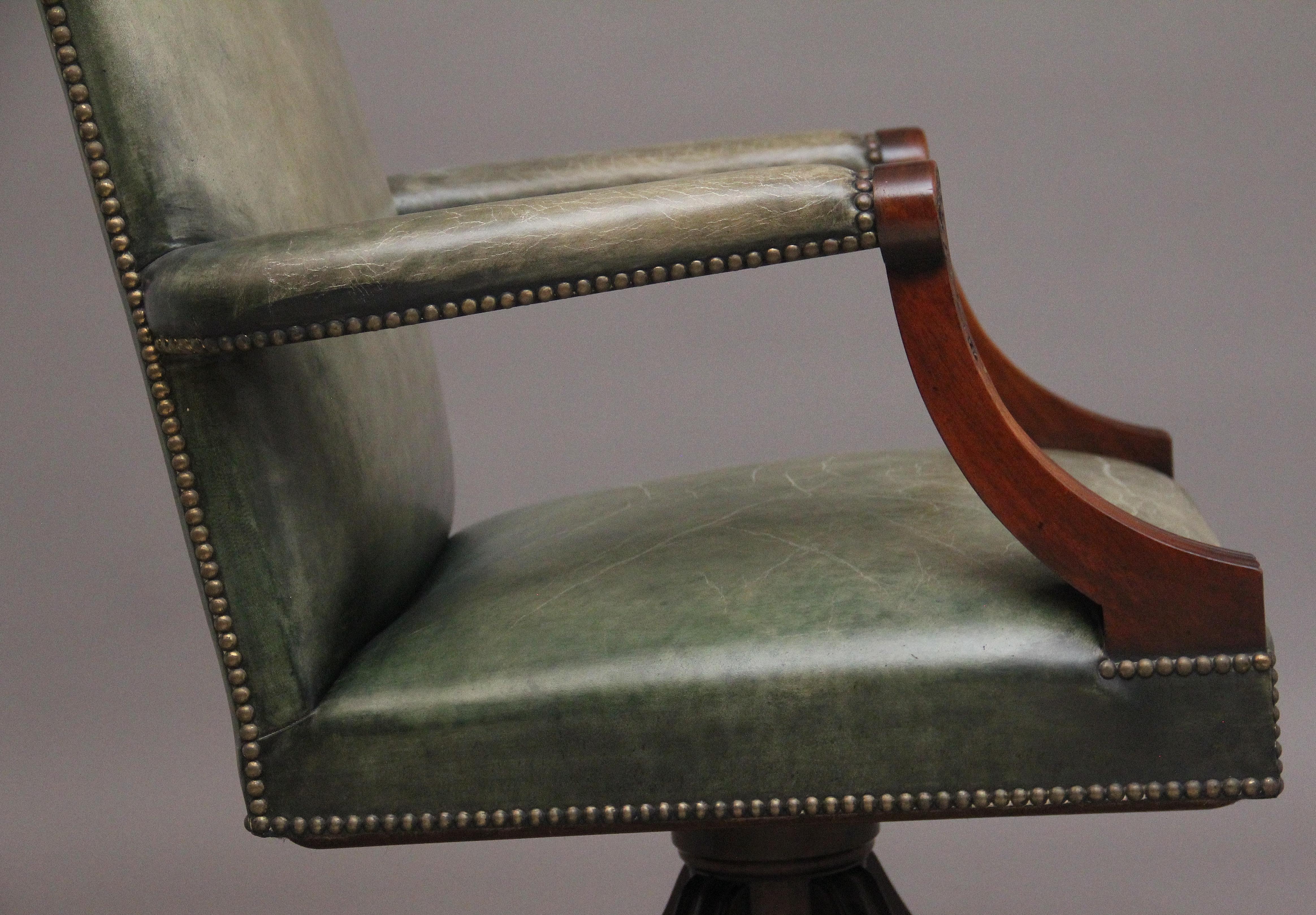 Chaise de bureau en acajou du début du 20e siècle en vente 5