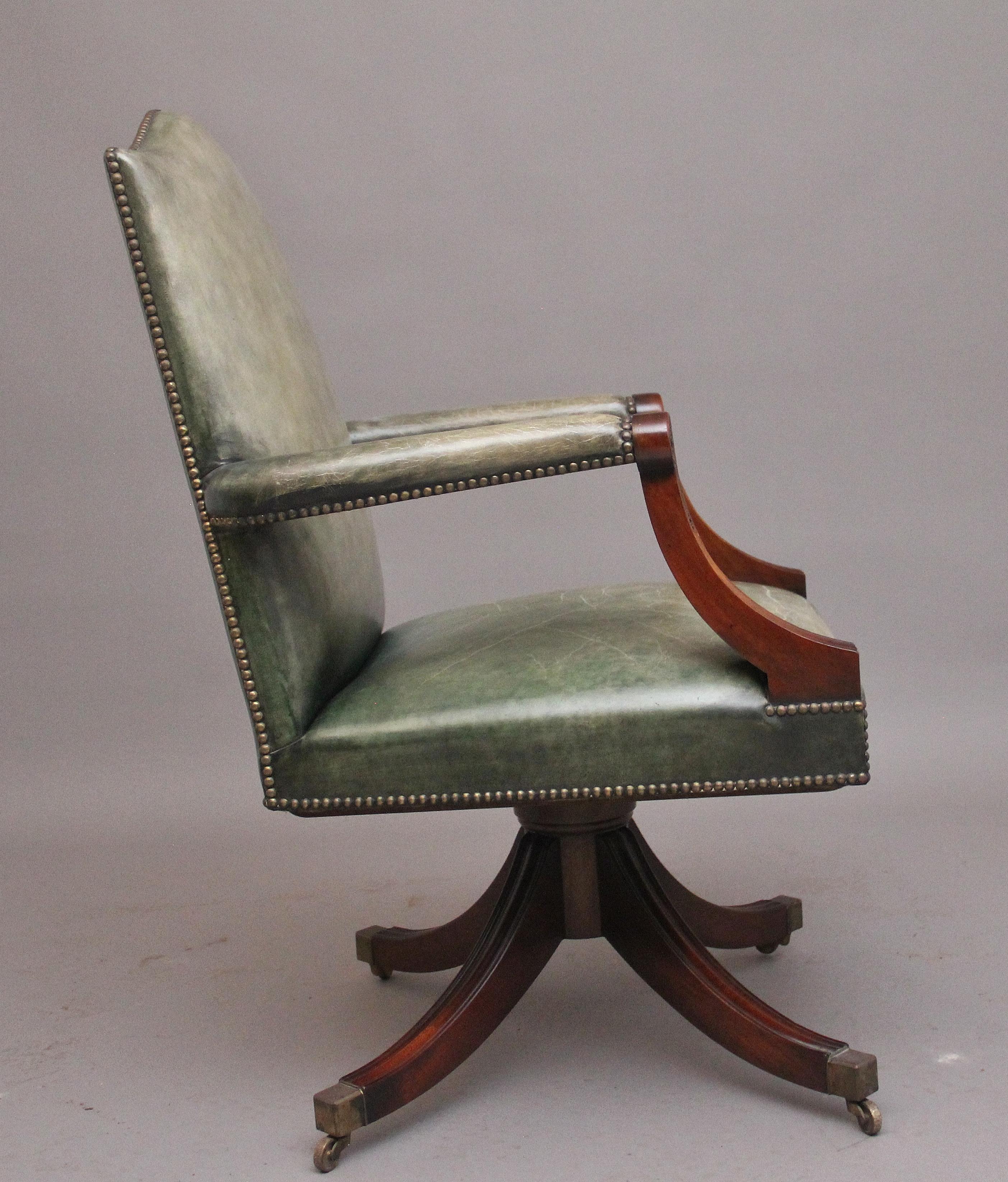 Georgien Chaise de bureau en acajou du début du 20e siècle en vente