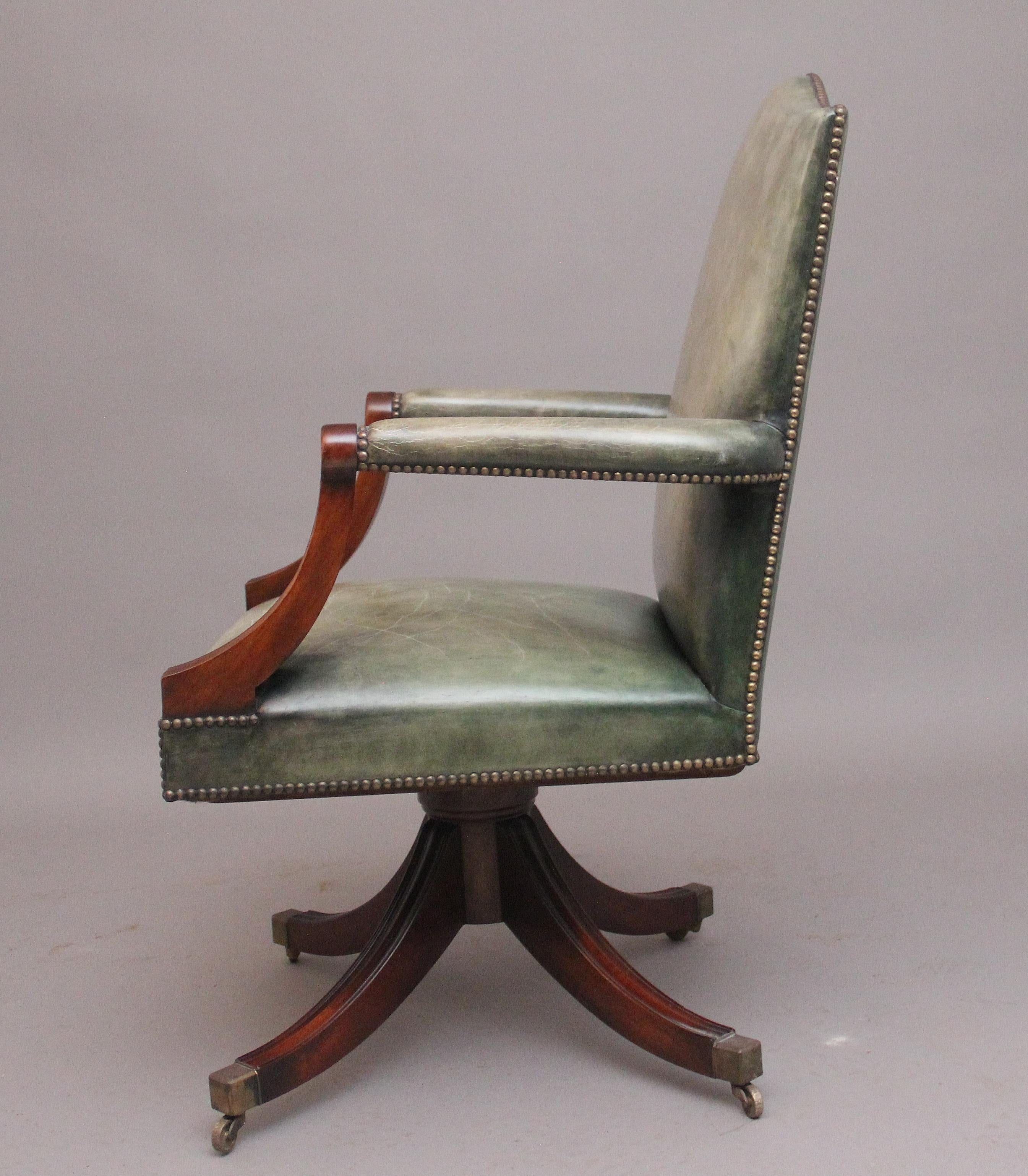 Chaise de bureau en acajou du début du 20e siècle Bon état - En vente à Martlesham, GB