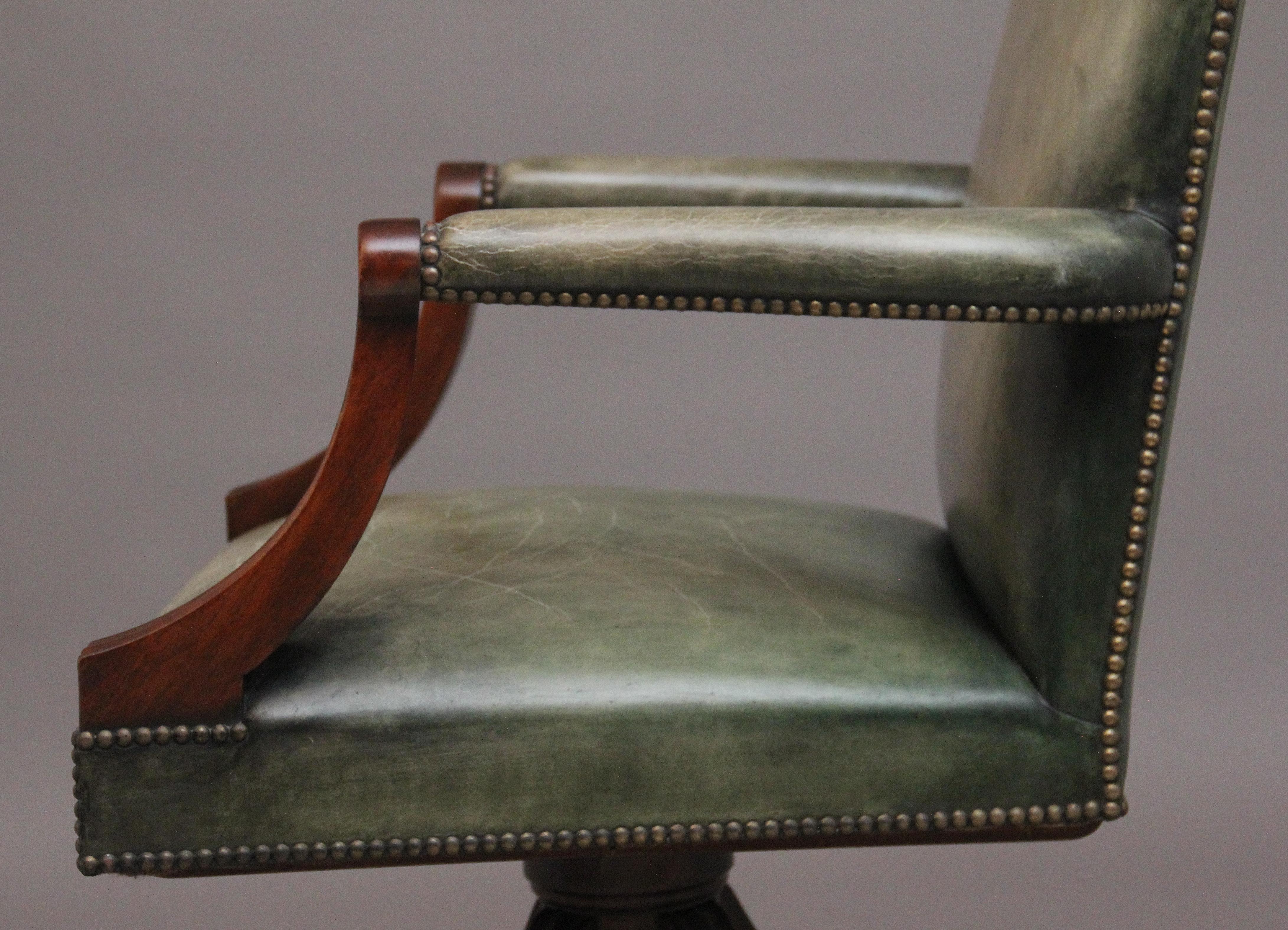 Début du 20ème siècle Chaise de bureau en acajou du début du 20e siècle en vente