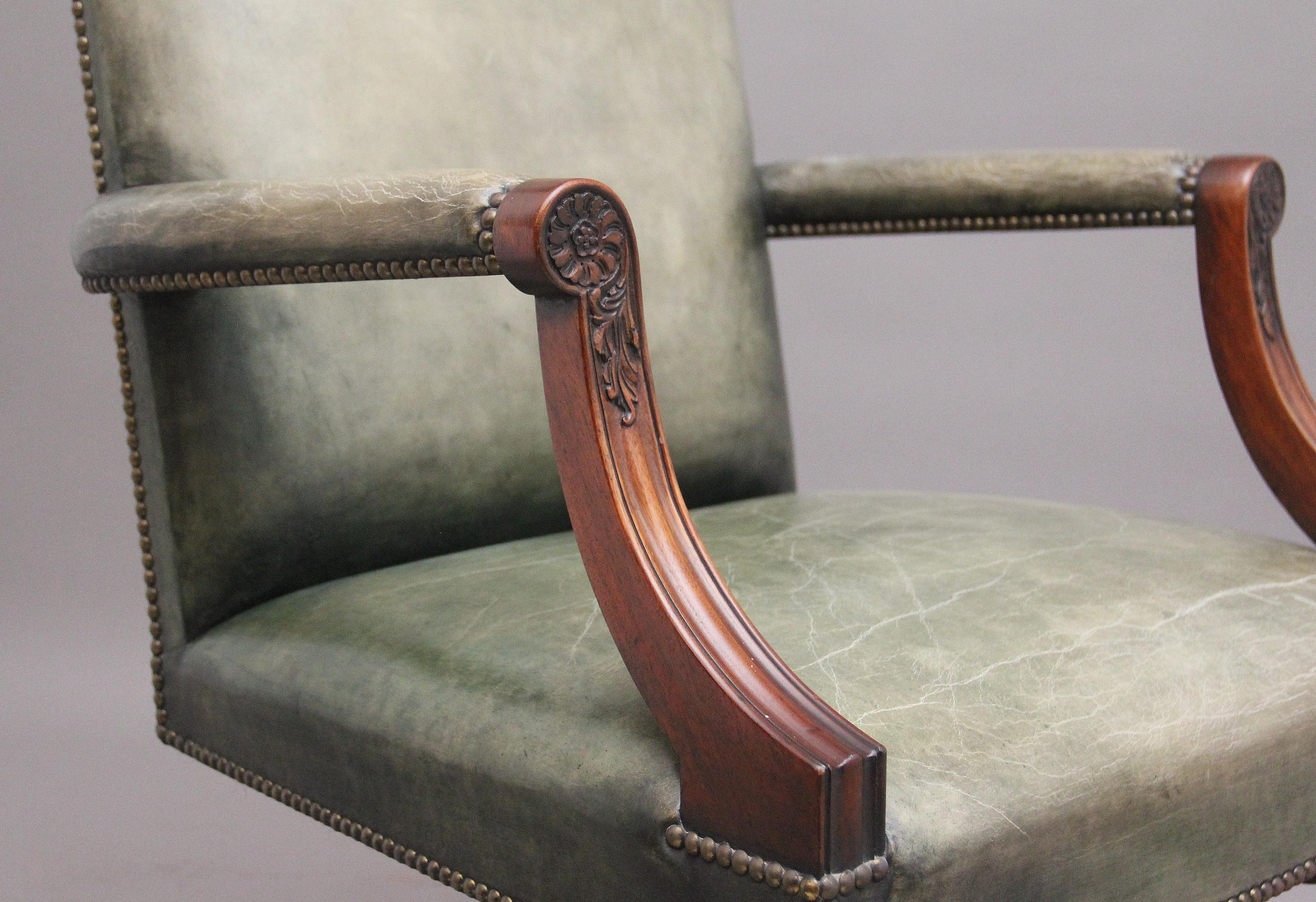 Cuir Chaise de bureau en acajou du début du 20e siècle en vente