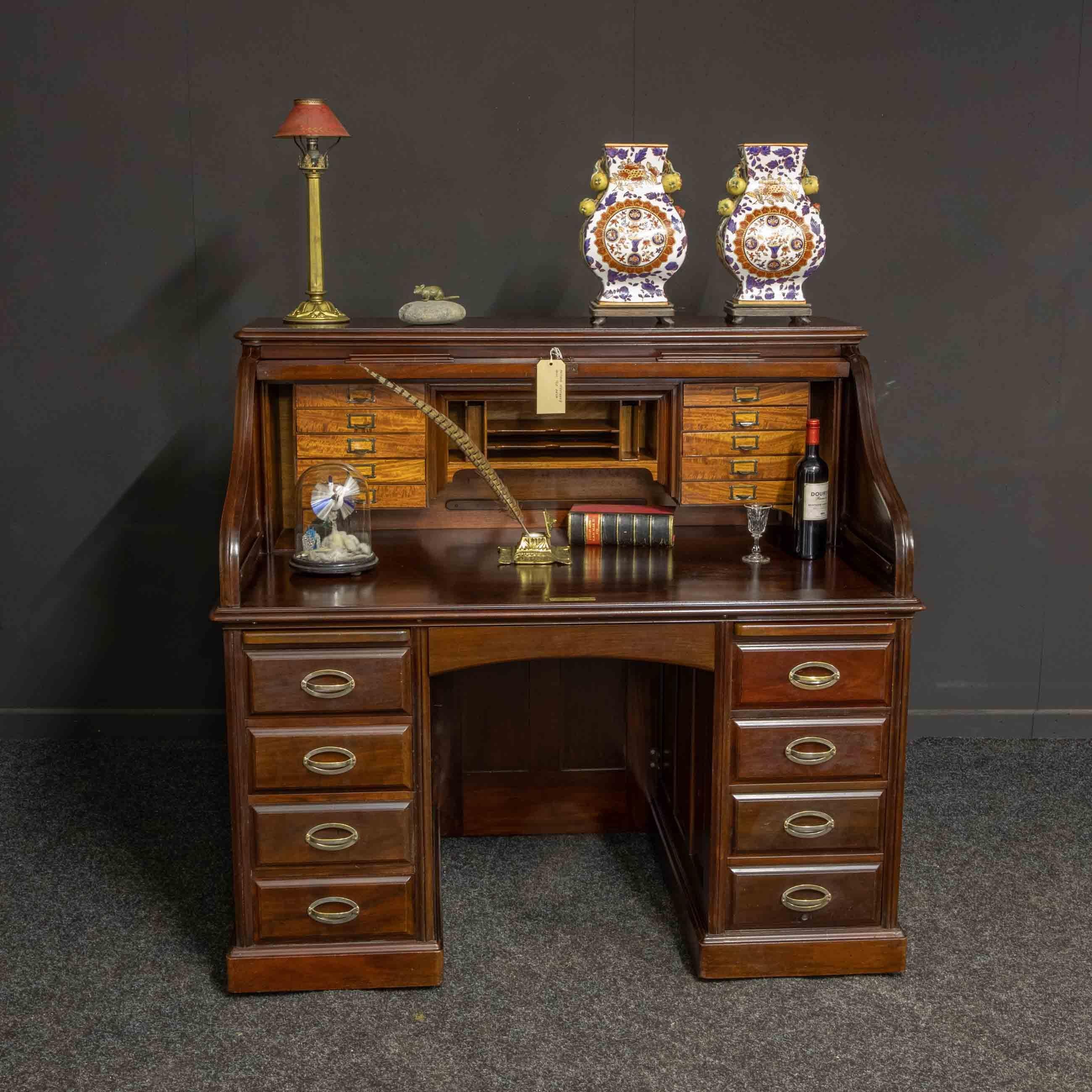 Early 20th Century Mahogany Desk For Sale 4