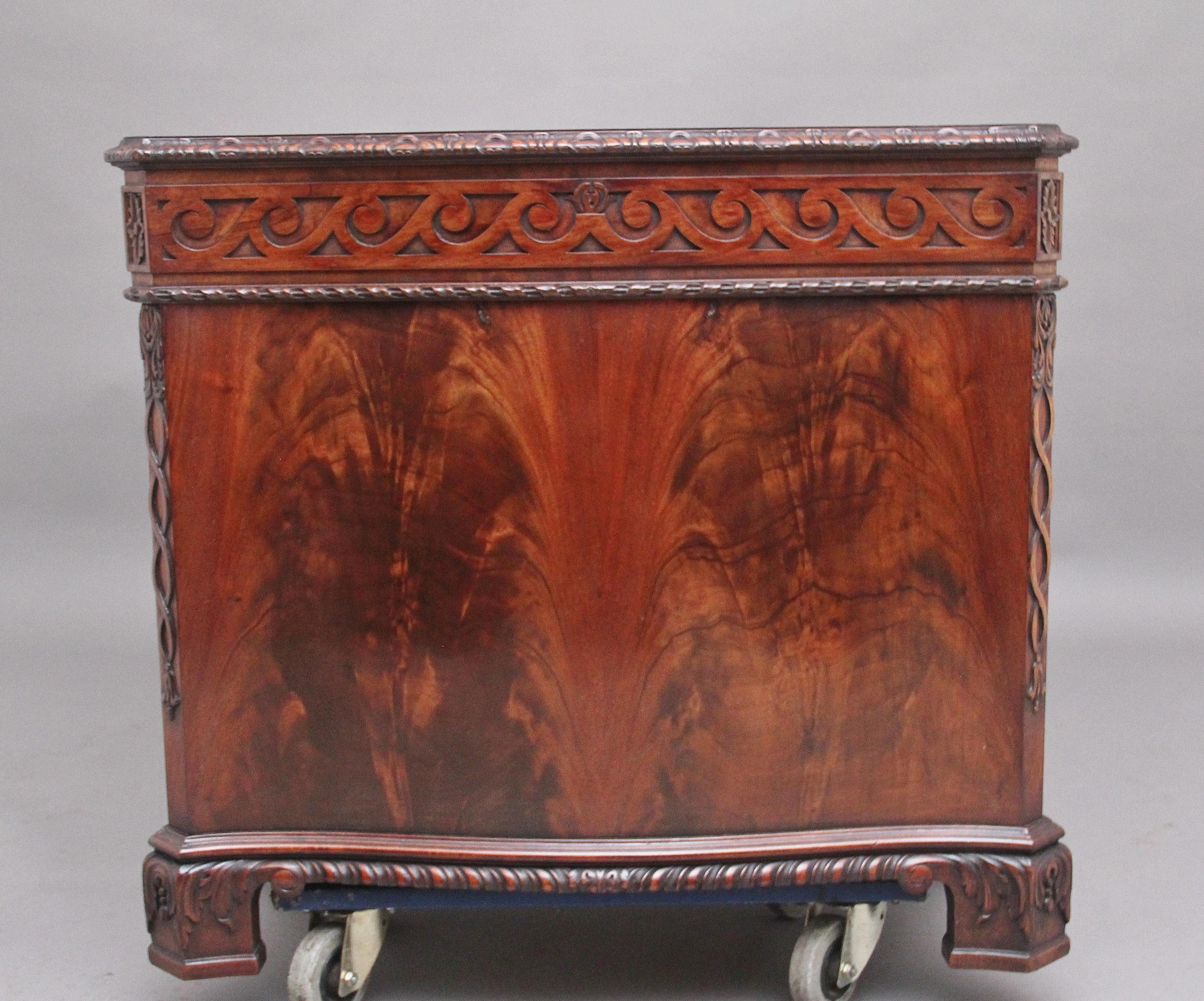 Early 20th Century Mahogany Desk in the Chippendale Style 1