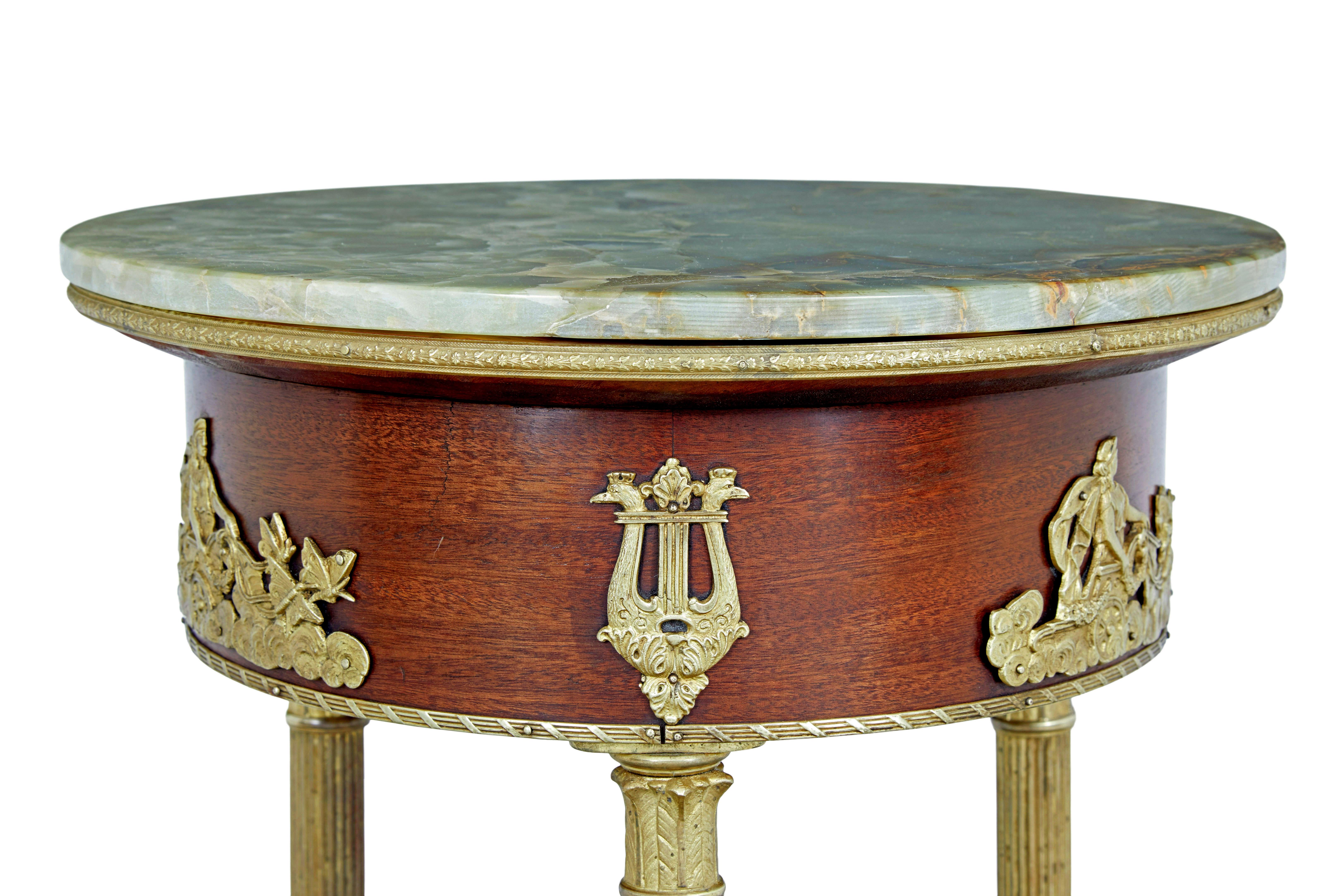 Mesa auxiliar de caoba renacimiento imperio de principios del siglo XX Ormolú