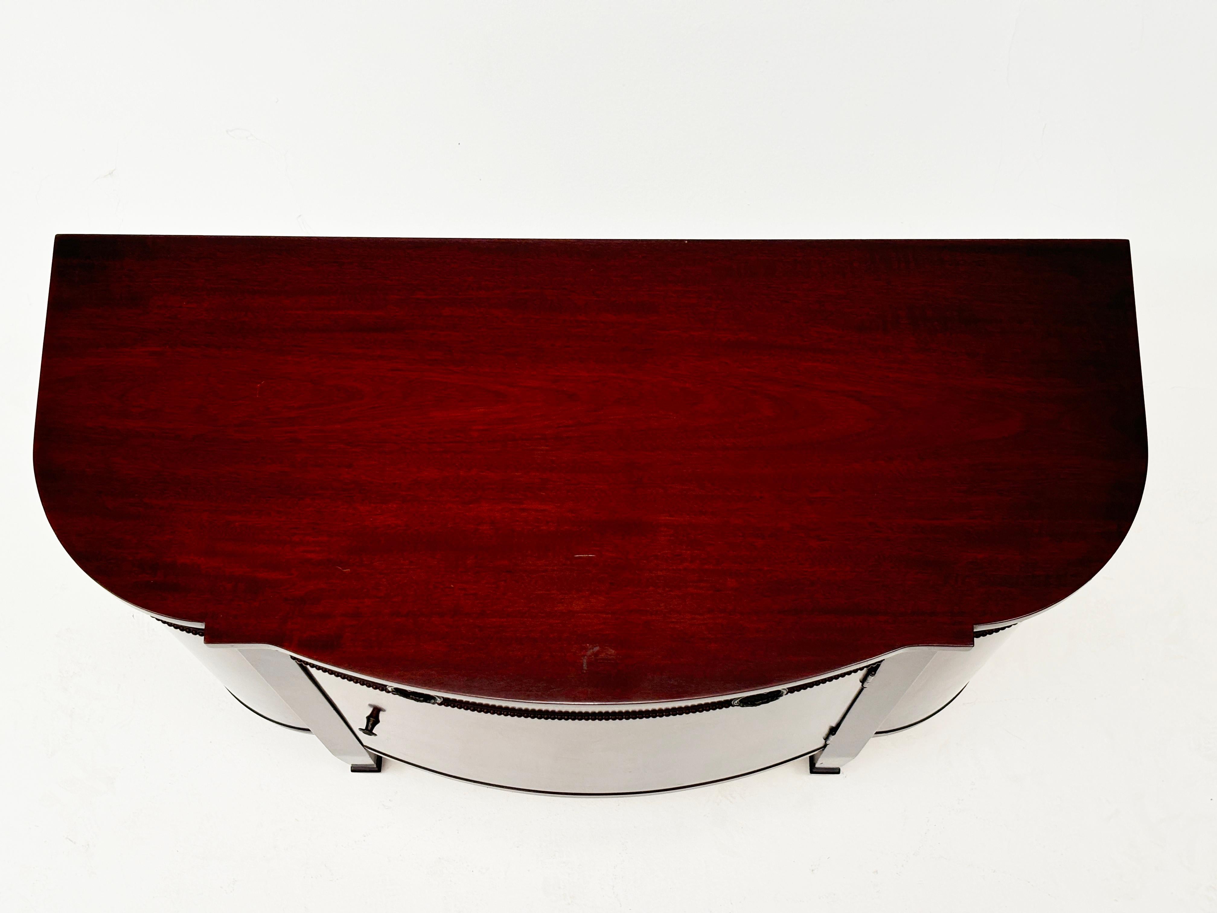 Cabinet à demi-lune Hepplewhite Metropolitan en acajou du début du 20e siècle en vente 4