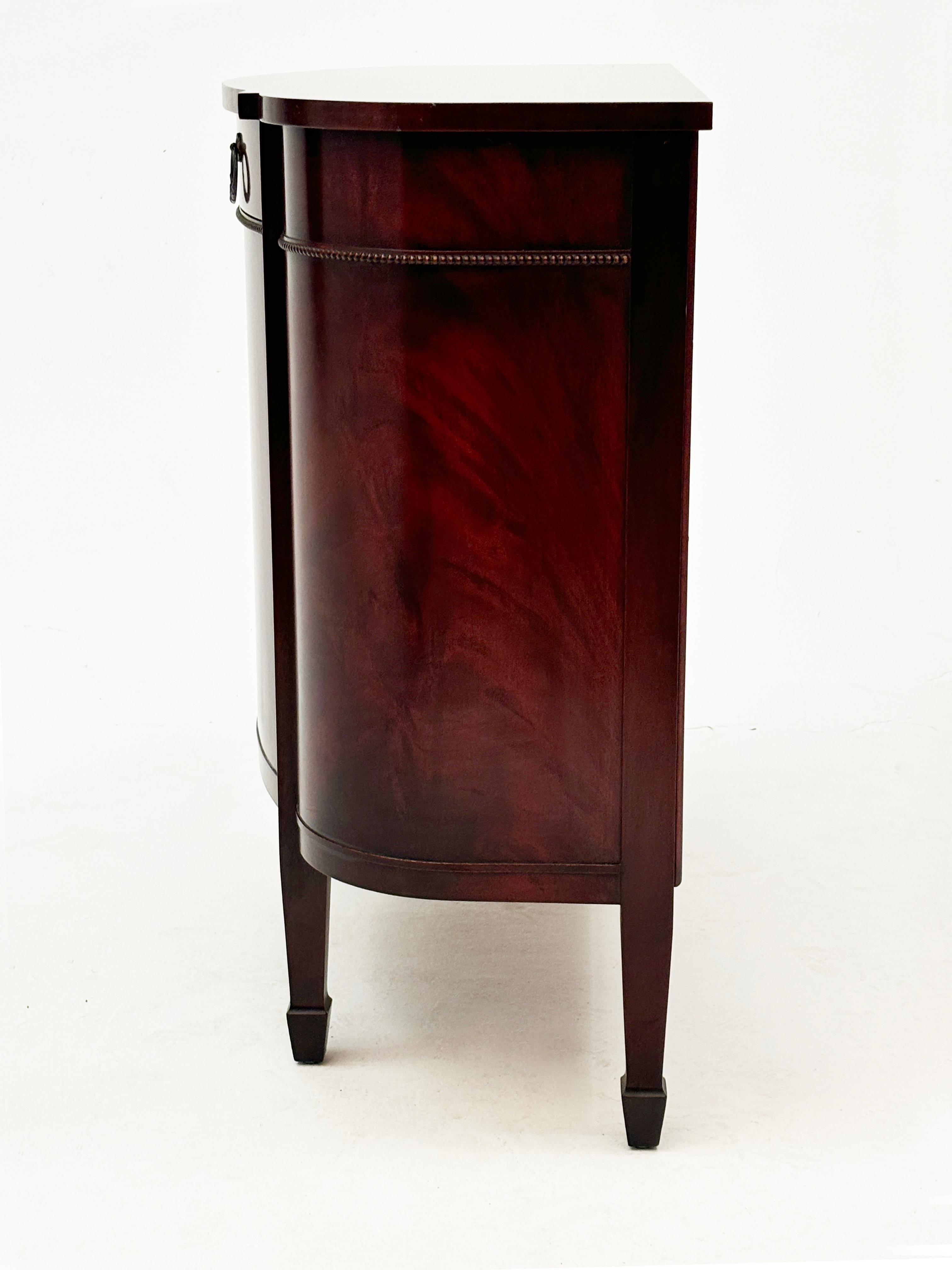 Cabinet à demi-lune Hepplewhite Metropolitan en acajou du début du 20e siècle en vente 7