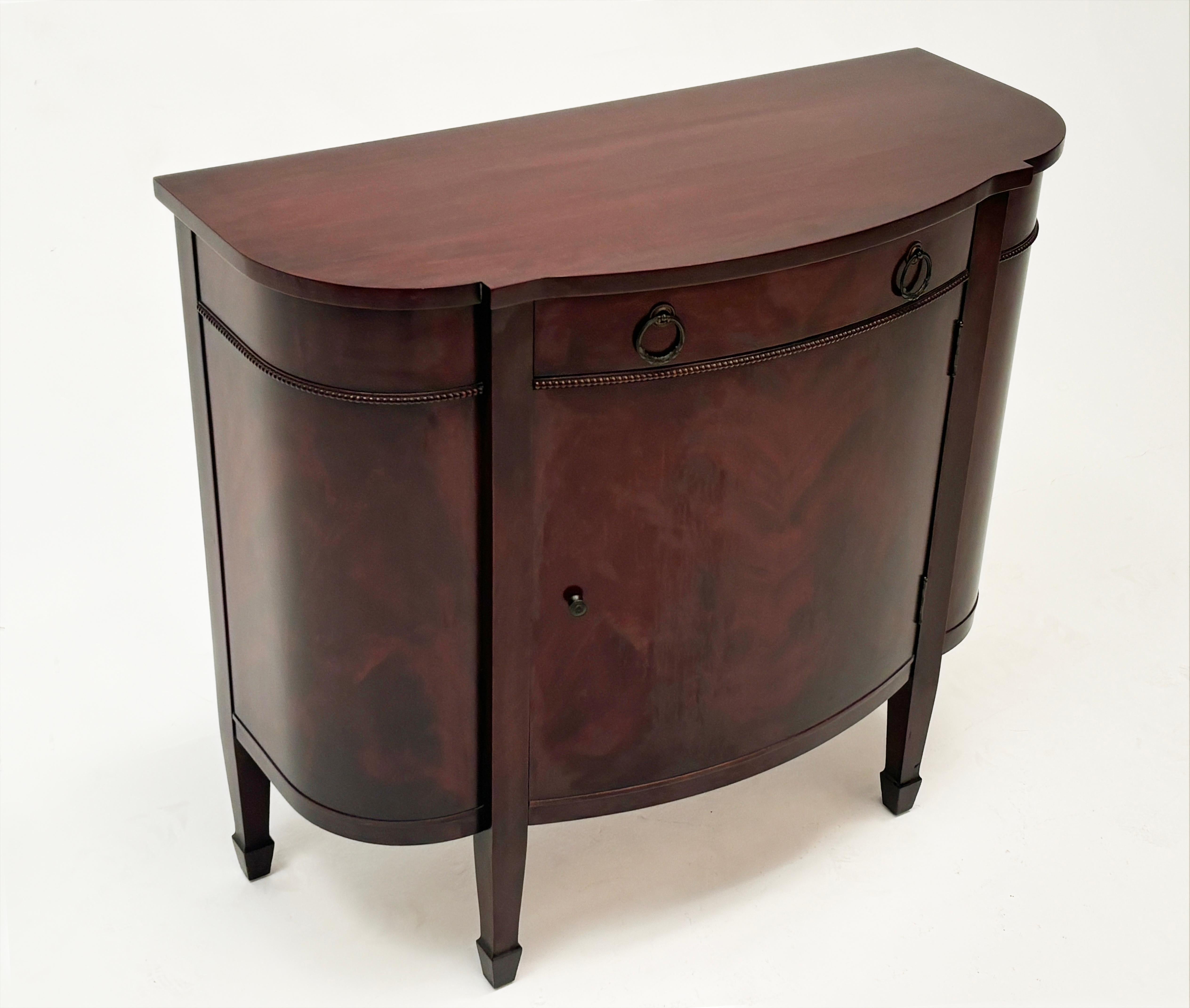 Art déco Cabinet à demi-lune Hepplewhite Metropolitan en acajou du début du 20e siècle en vente