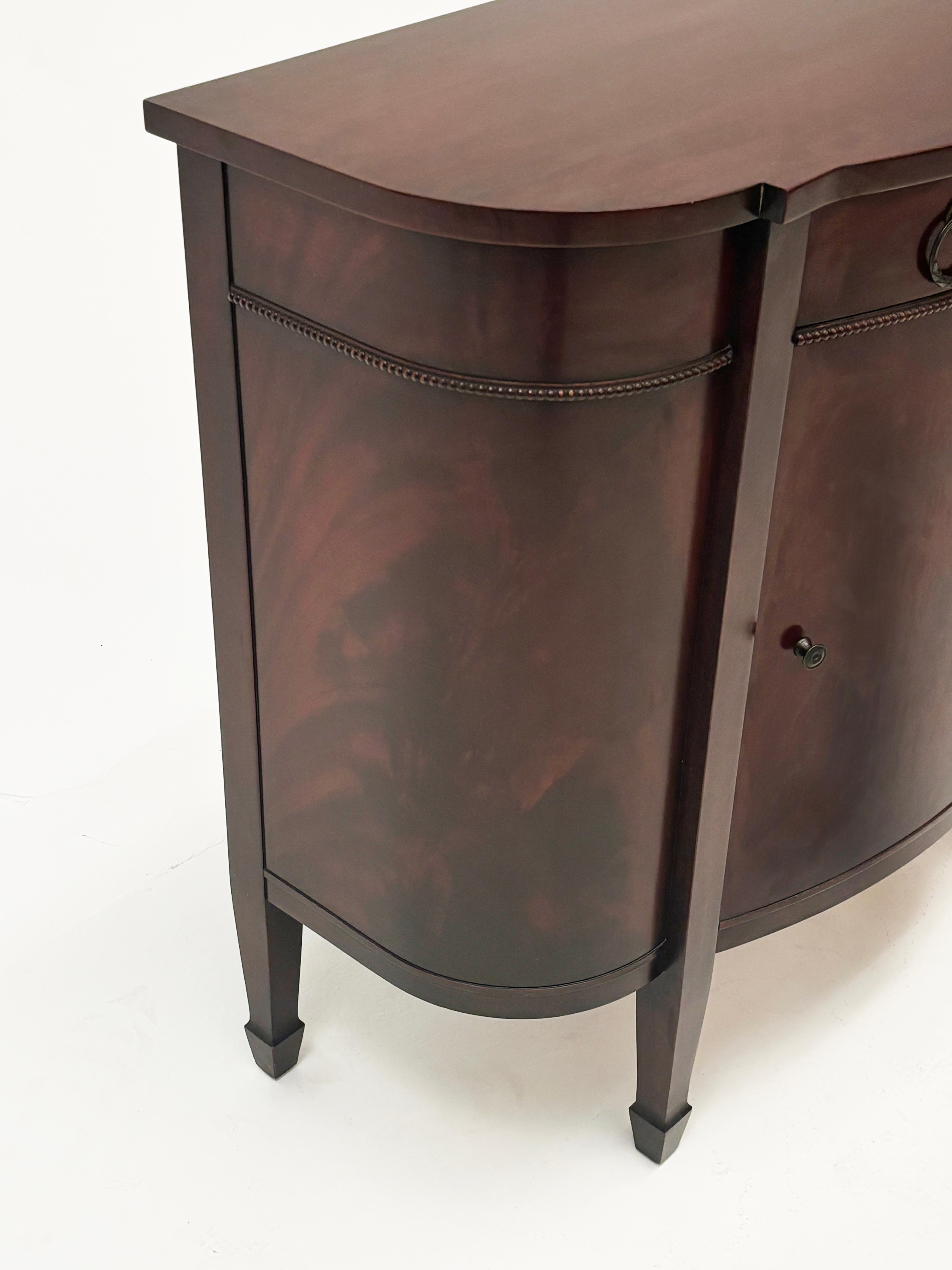 Américain Cabinet à demi-lune Hepplewhite Metropolitan en acajou du début du 20e siècle en vente