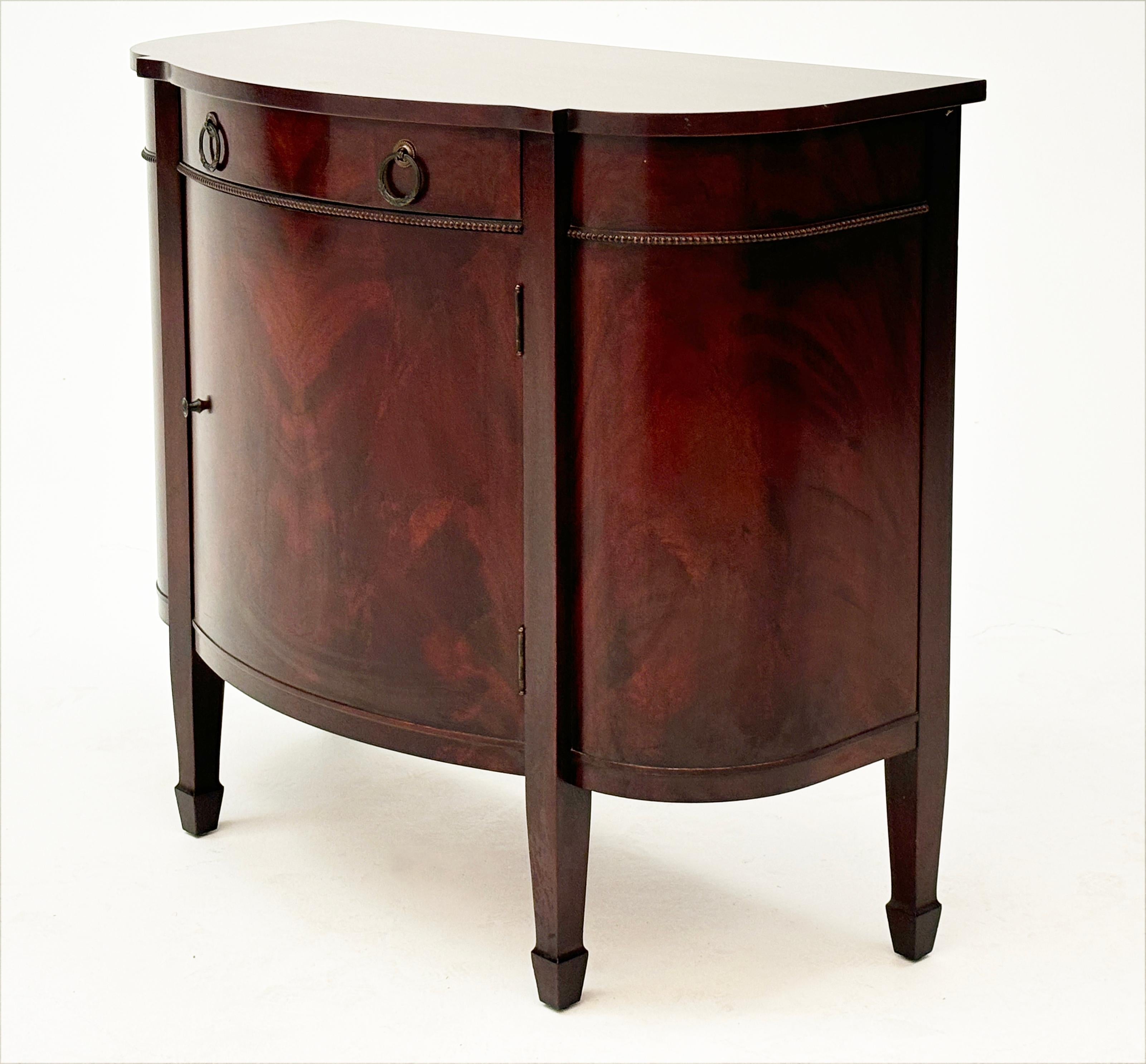20ième siècle Cabinet à demi-lune Hepplewhite Metropolitan en acajou du début du 20e siècle en vente