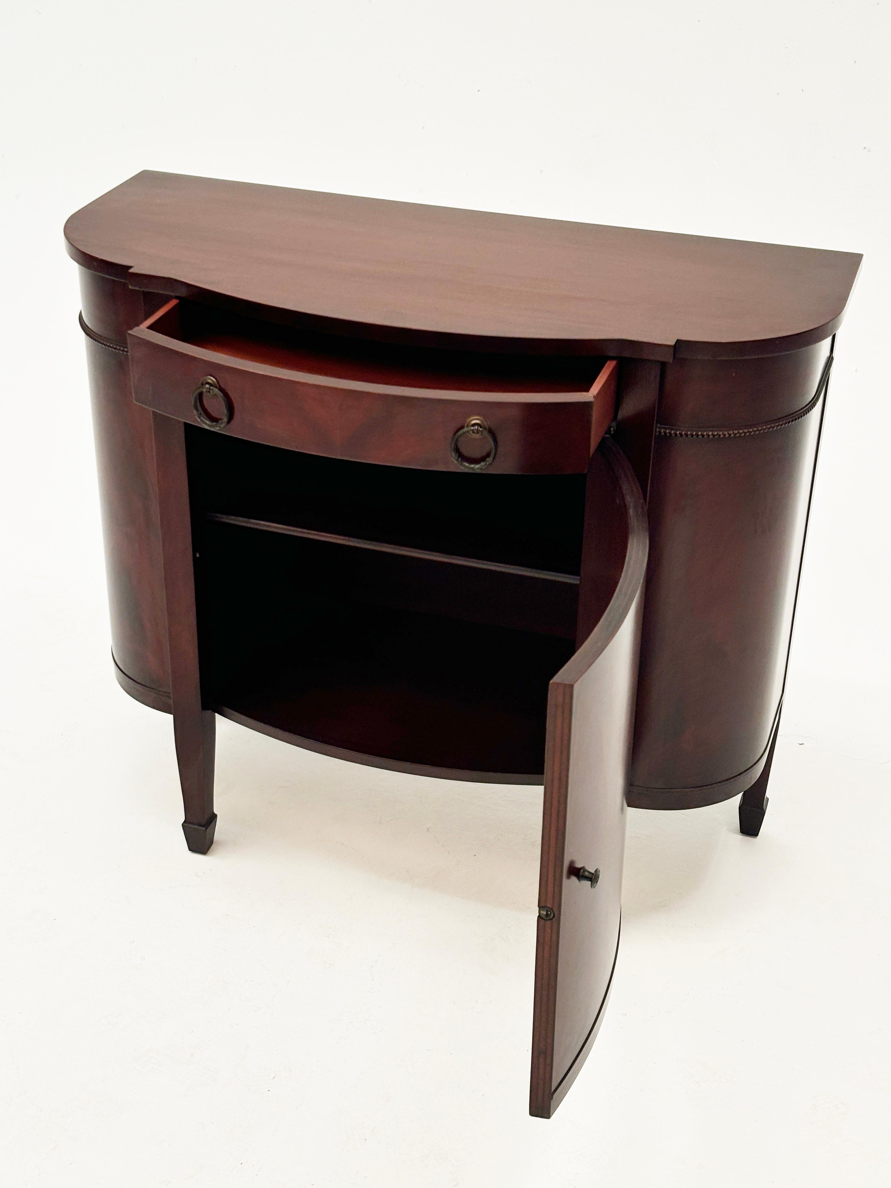 Cabinet à demi-lune Hepplewhite Metropolitan en acajou du début du 20e siècle en vente 1