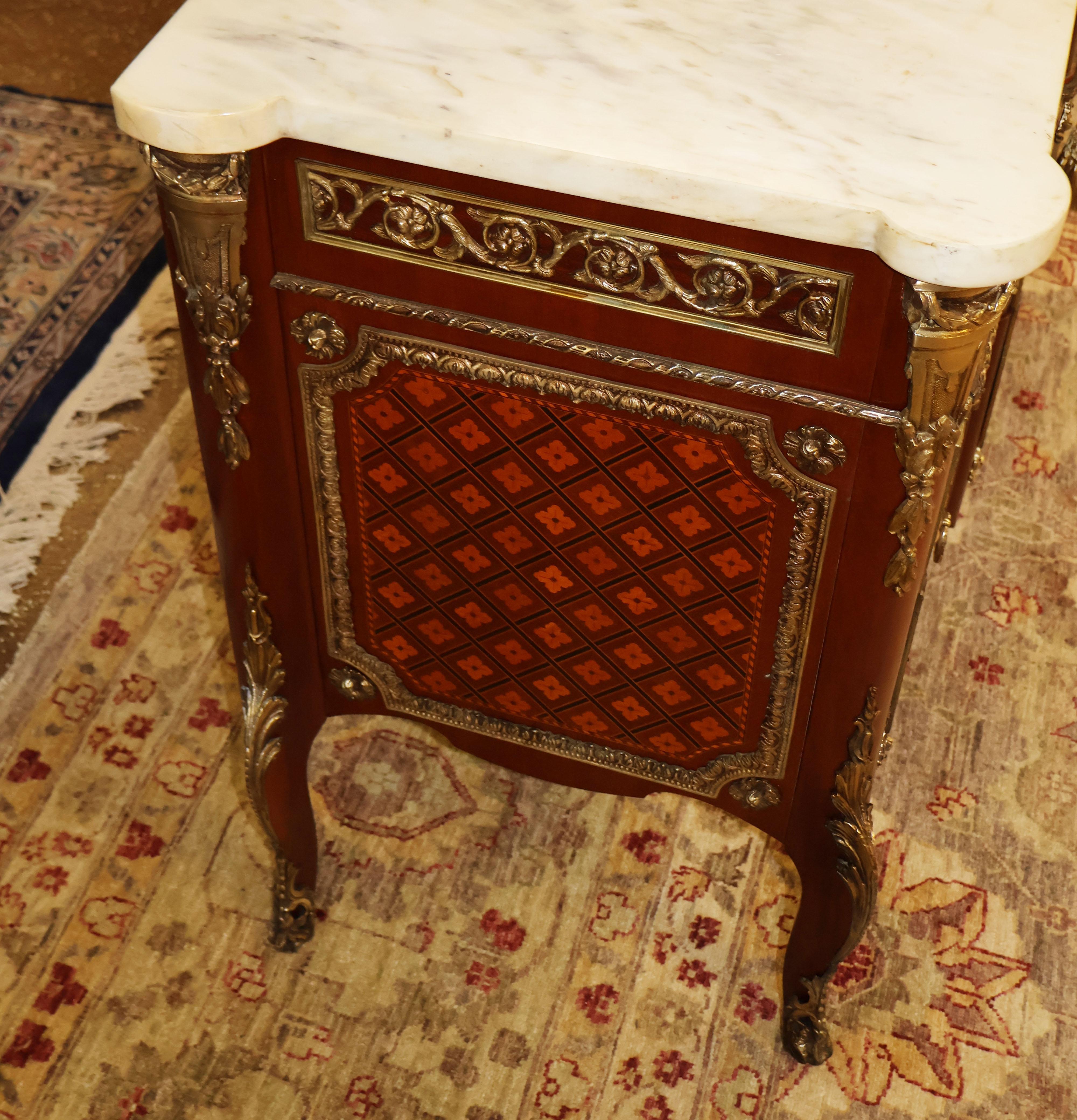 Early 20th Century Mahogany Hepplewhite Style Server Buffet Sideboard  In Good Condition For Sale In Long Branch, NJ