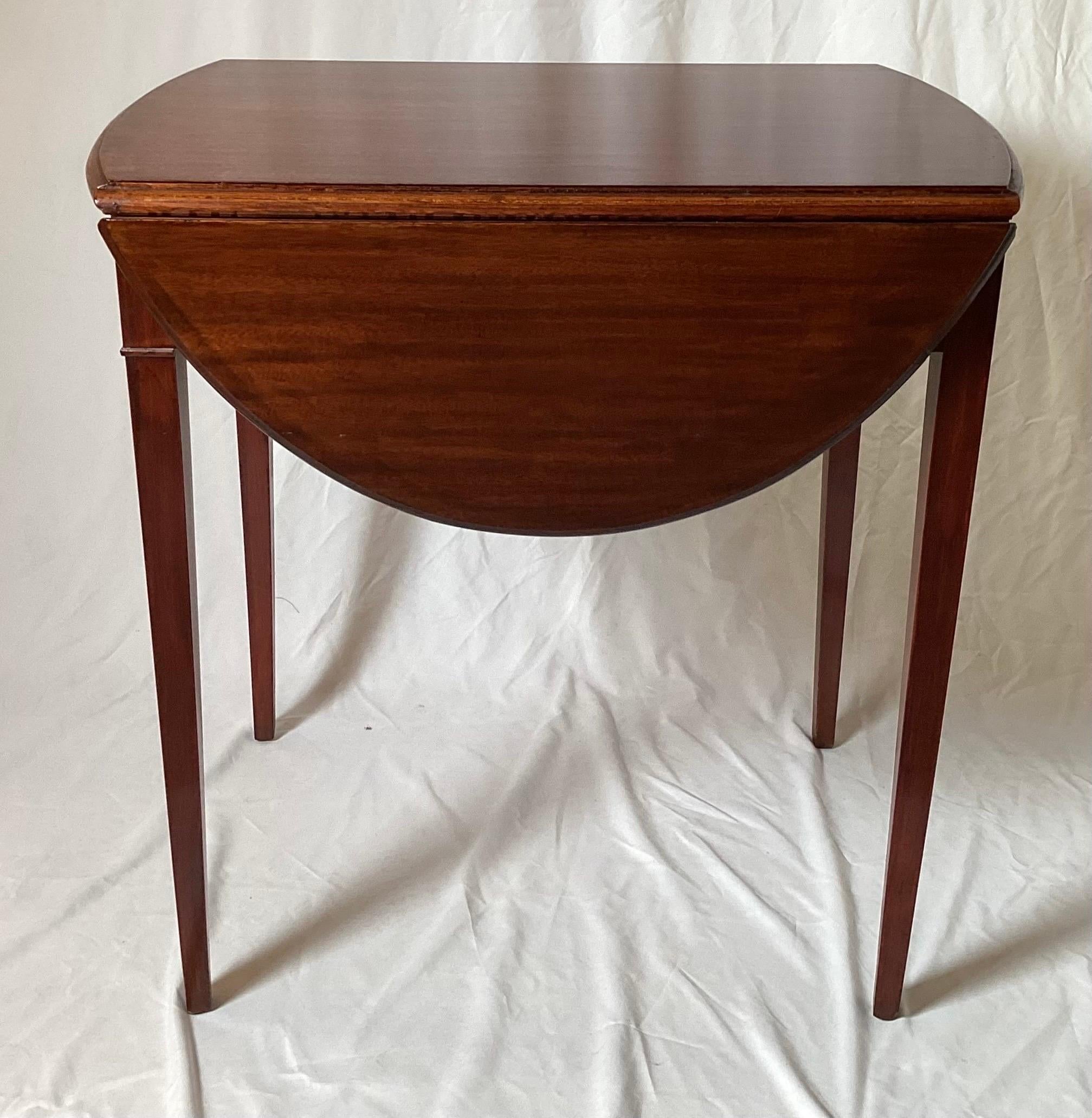 Early 20th Century Mahogany Inlaid Pembroke Table  For Sale 3