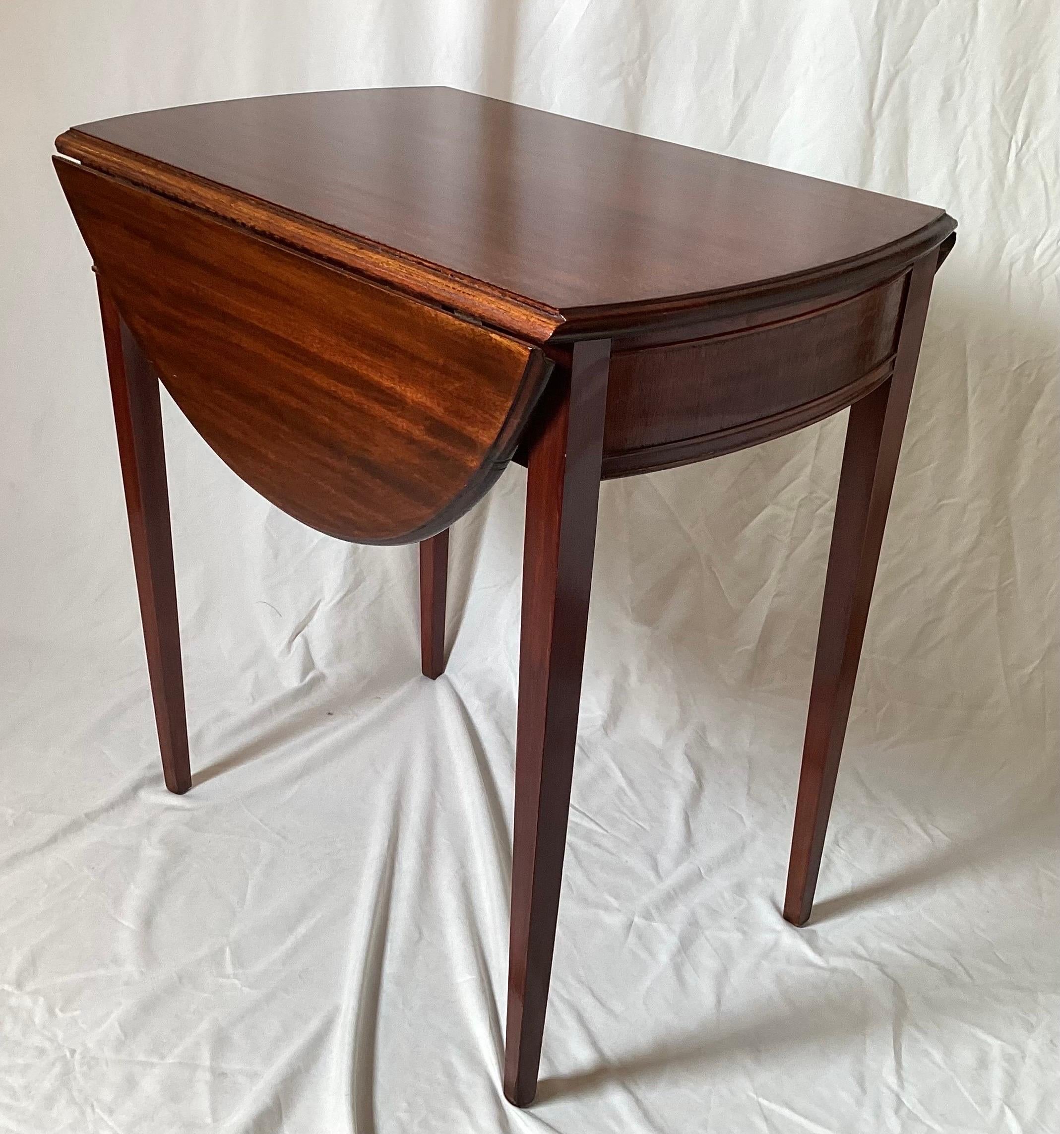 Early 20th Century Mahogany Inlaid Pembroke Table  For Sale 4