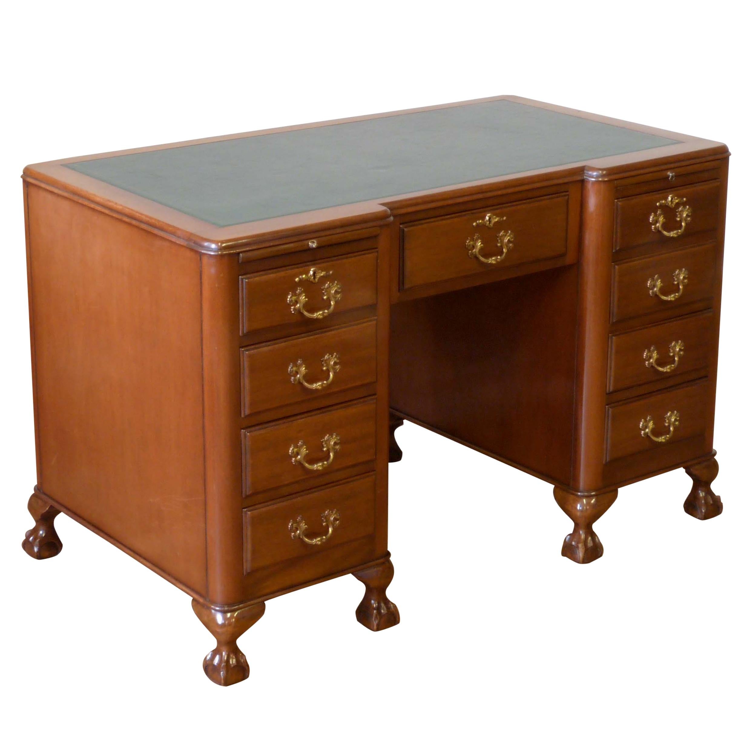 Early 20th Century Mahogany Kneehole Desk For Sale