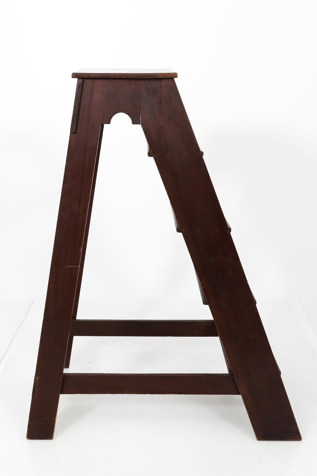 Early 20th century mahogany ladder steps. This ladder consists of five steps, and is in a working condition.