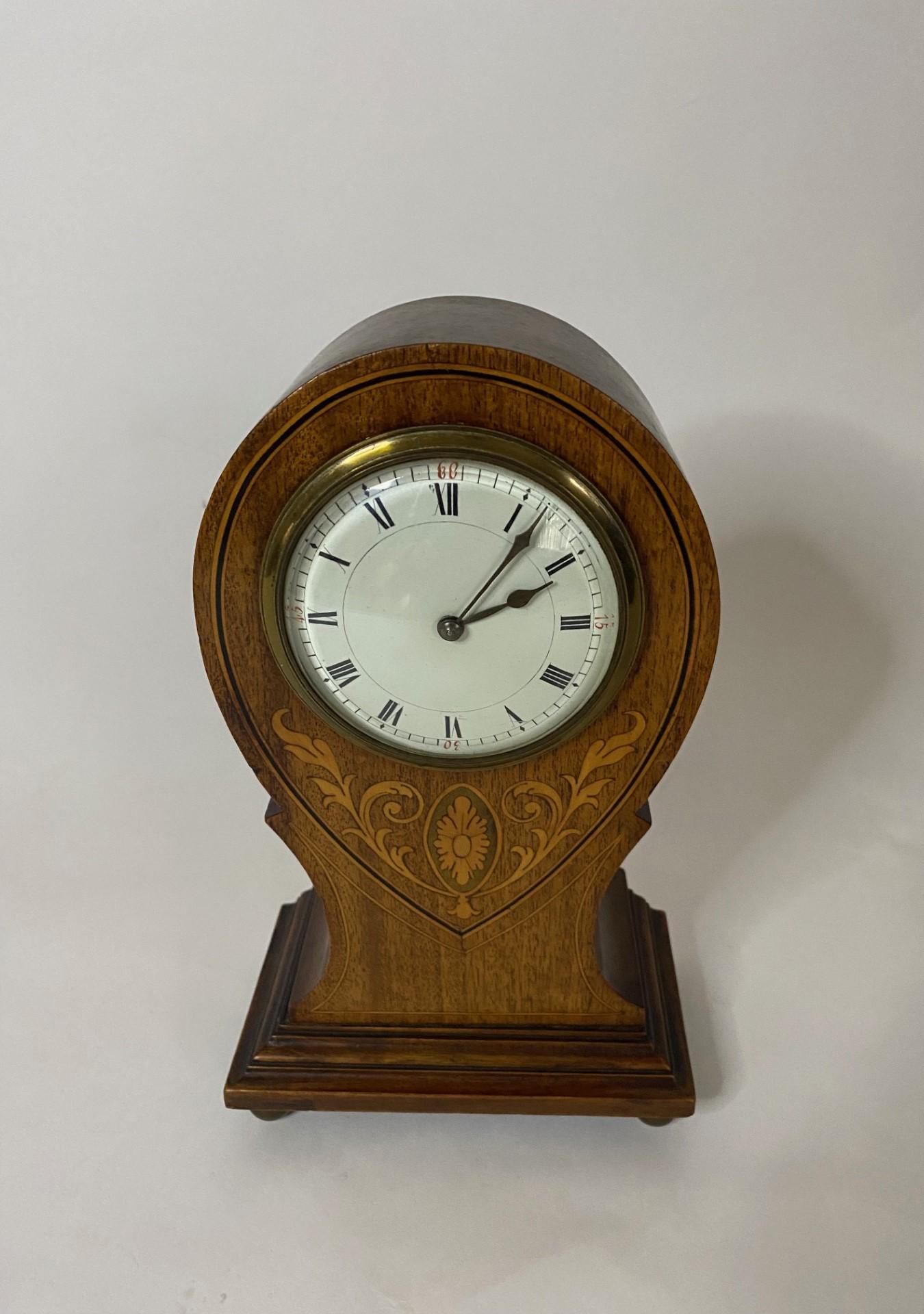 Incrusté Début du 20e siècle, horloge de cheminée en acajou avec incrustation décorative, forme Angleterre en vente