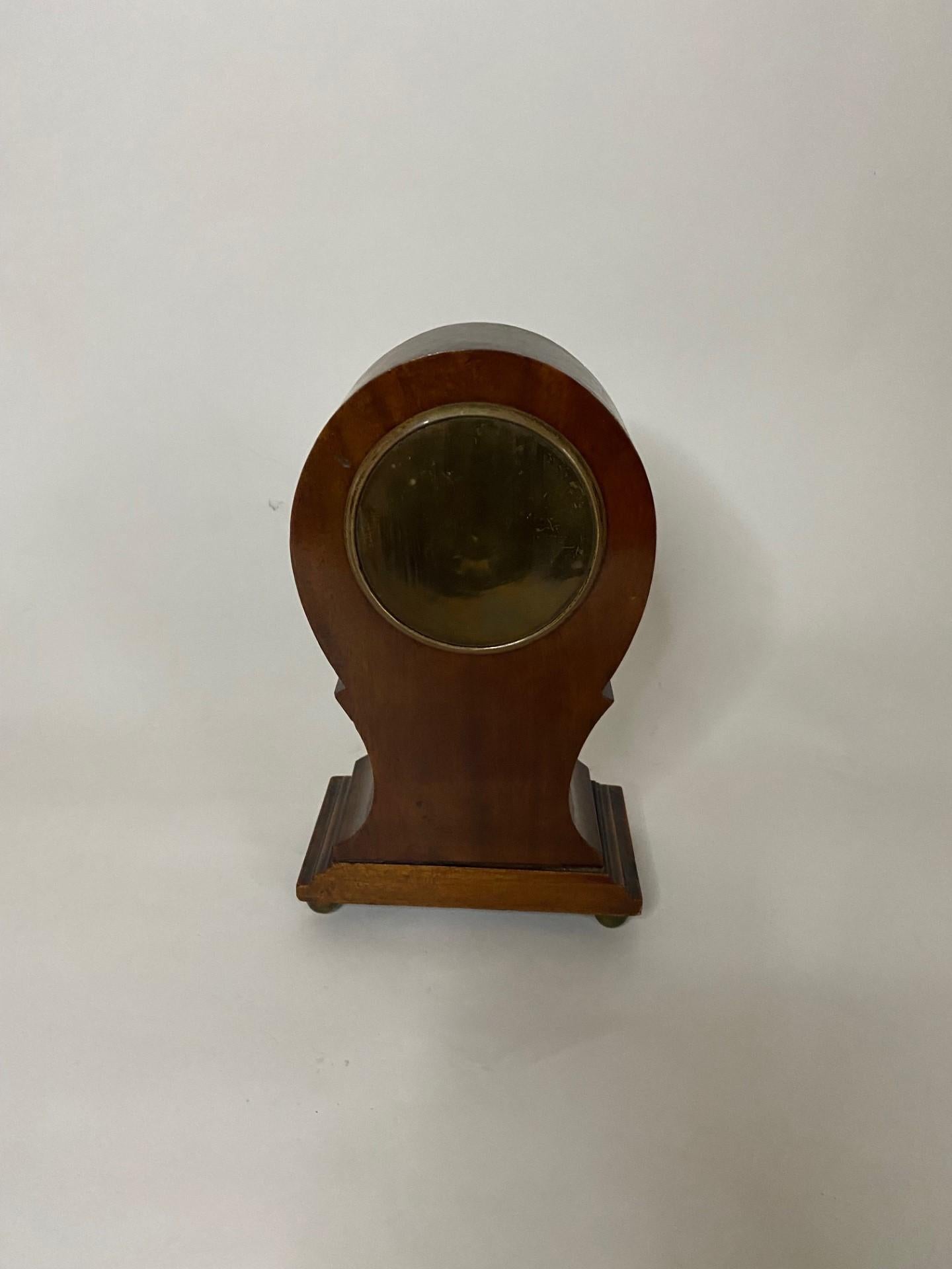 20ième siècle Début du 20e siècle, horloge de cheminée en acajou avec incrustation décorative, forme Angleterre en vente