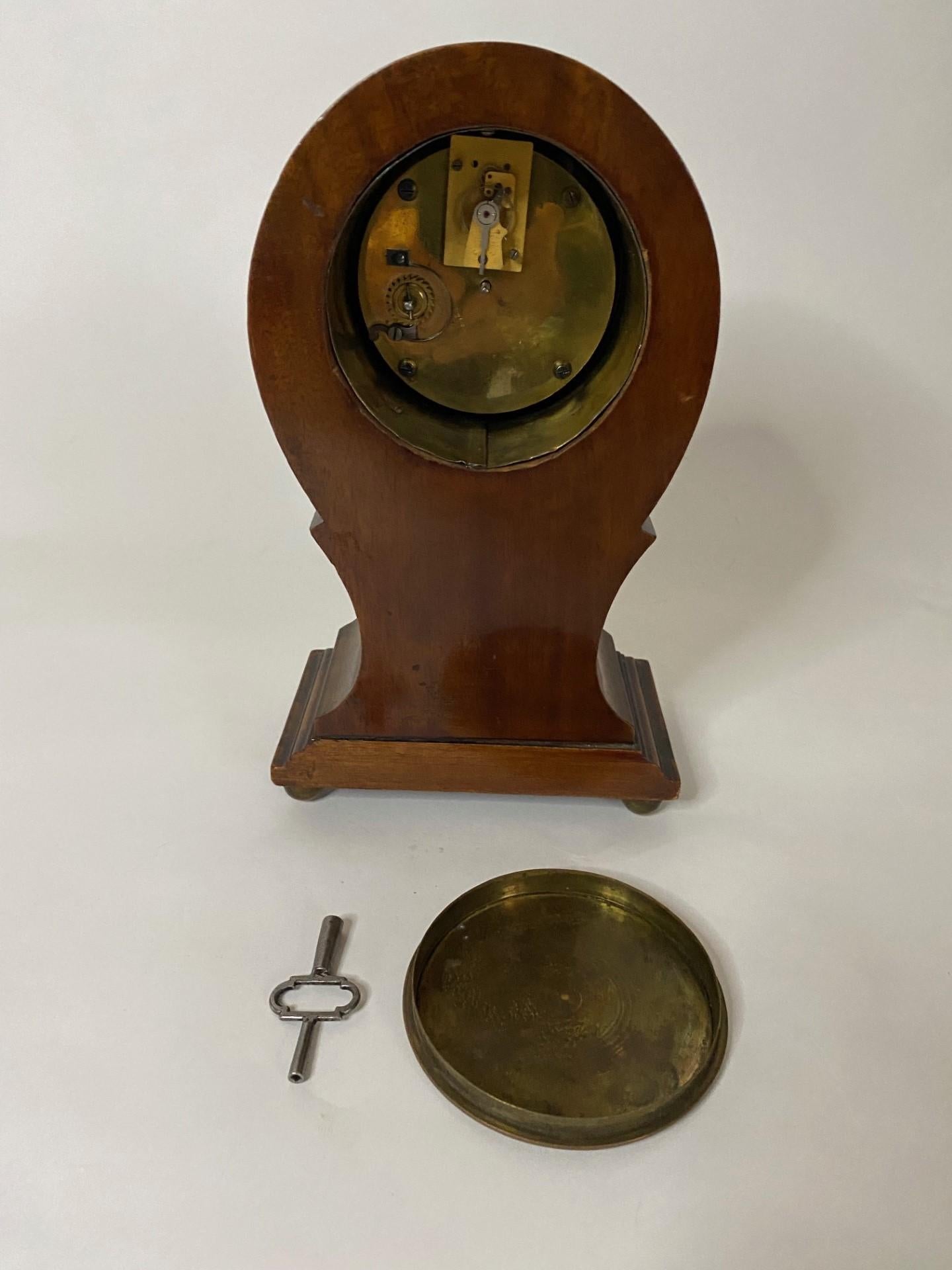 Buis Début du 20e siècle, horloge de cheminée en acajou avec incrustation décorative, forme Angleterre en vente