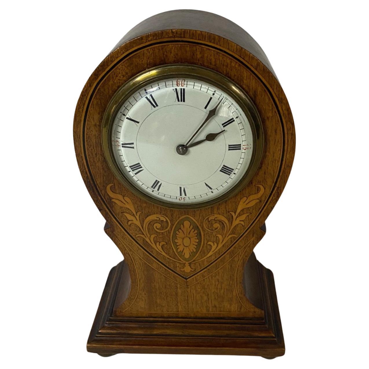 Début du 20e siècle, horloge de cheminée en acajou avec incrustation décorative, forme Angleterre en vente