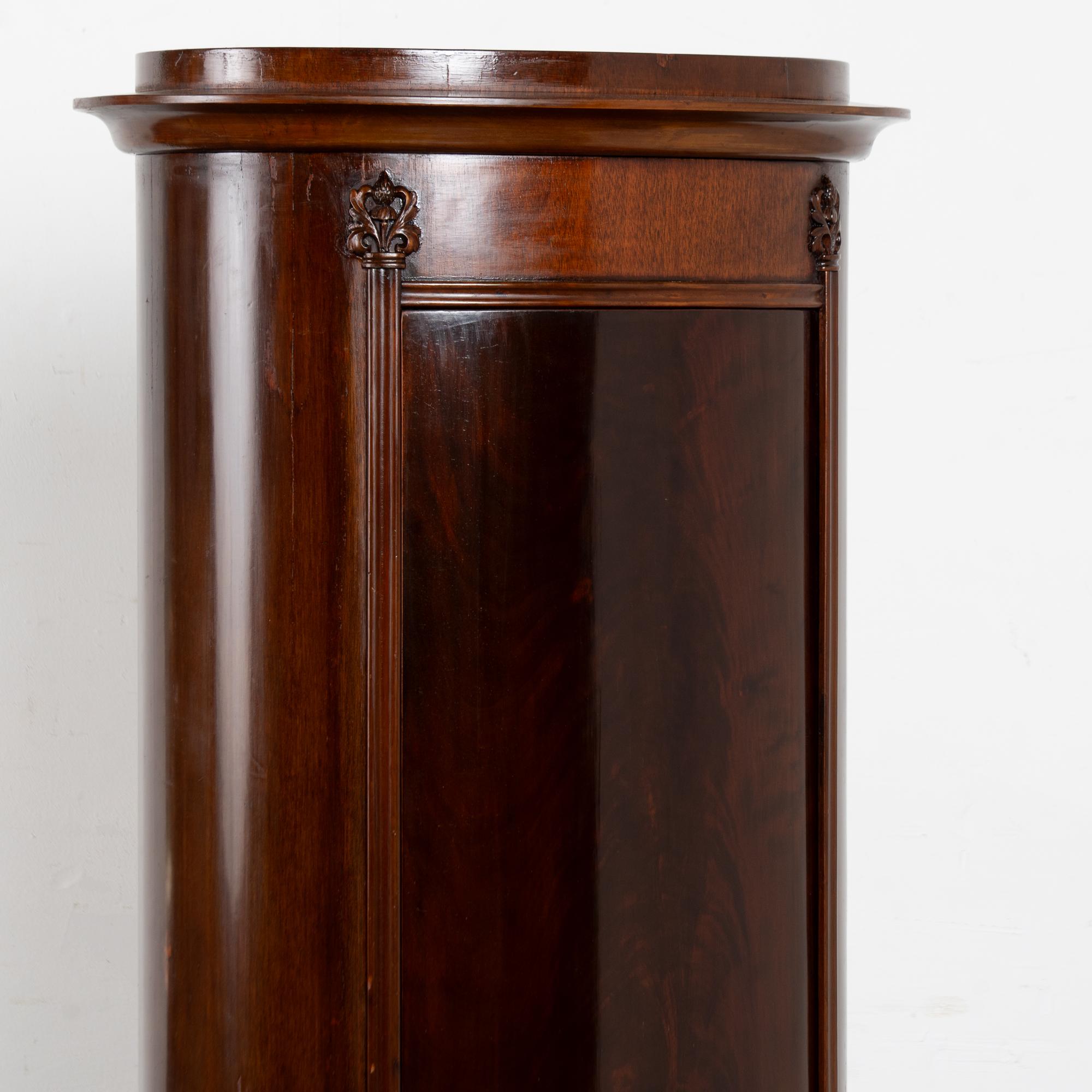 Danese Armadio a cilindro stretto in mogano dei primi del Novecento, Danimarca in vendita