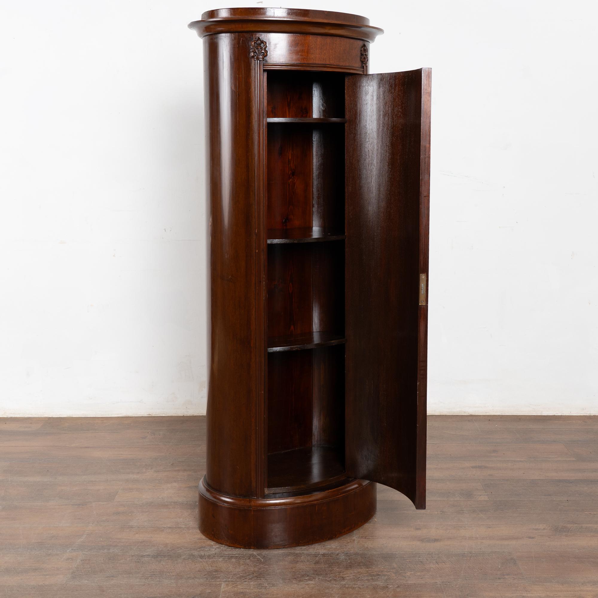 Armadio a cilindro stretto in mogano dei primi del Novecento, Danimarca In condizioni buone in vendita a Round Top, TX