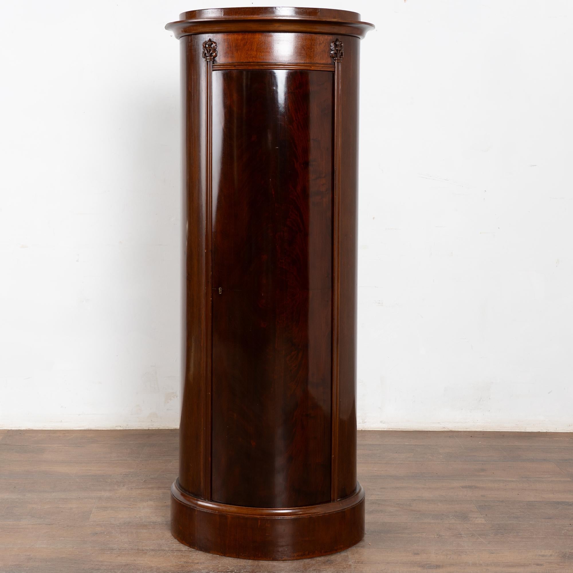 XX secolo Armadio a cilindro stretto in mogano dei primi del Novecento, Danimarca in vendita