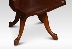 Chaise de bureau tournante de capitaine en acajou du début du 20e siècle, avec forme en bois.