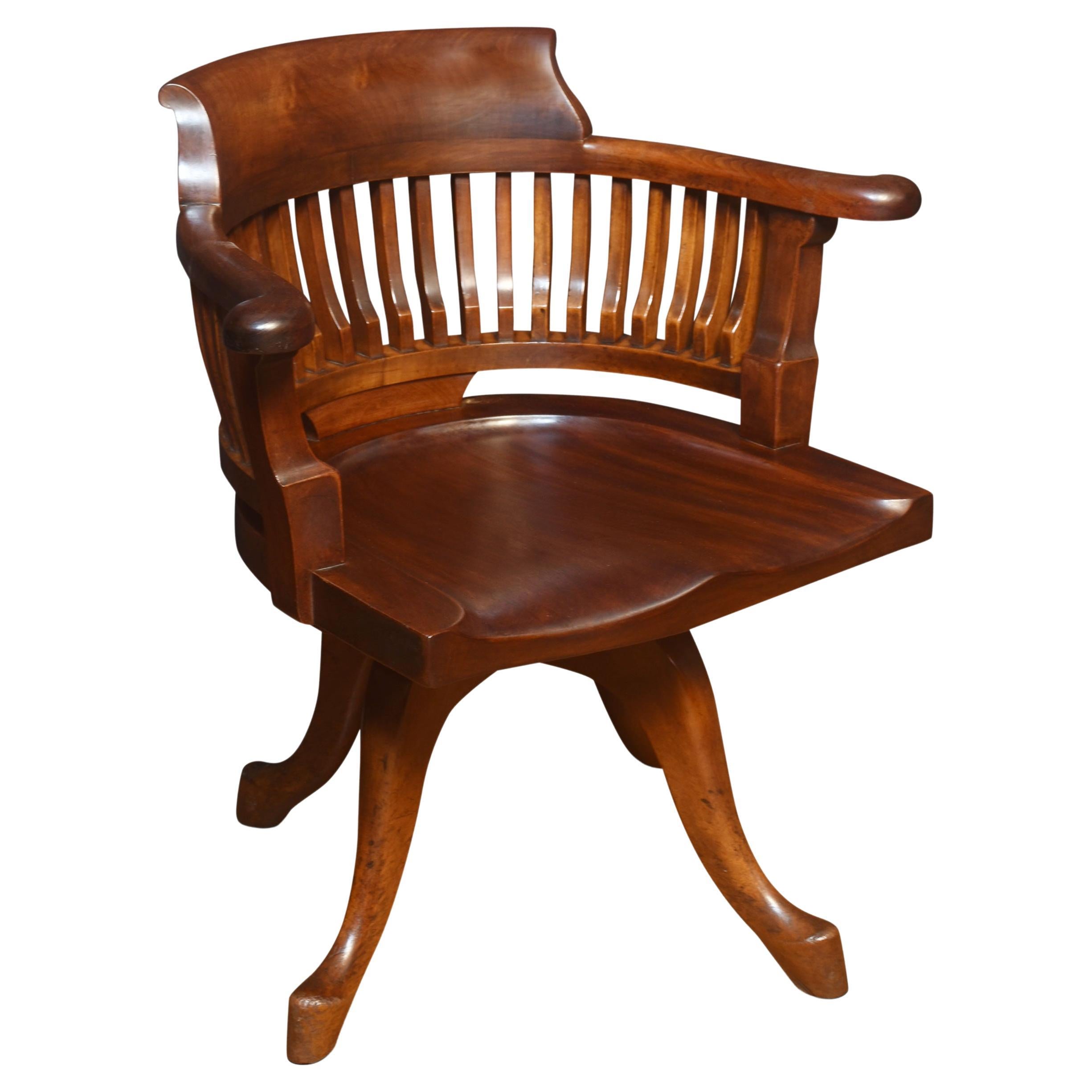 Chaise de bureau tournante de capitaine en acajou du début du 20e siècle, avec forme en bois.