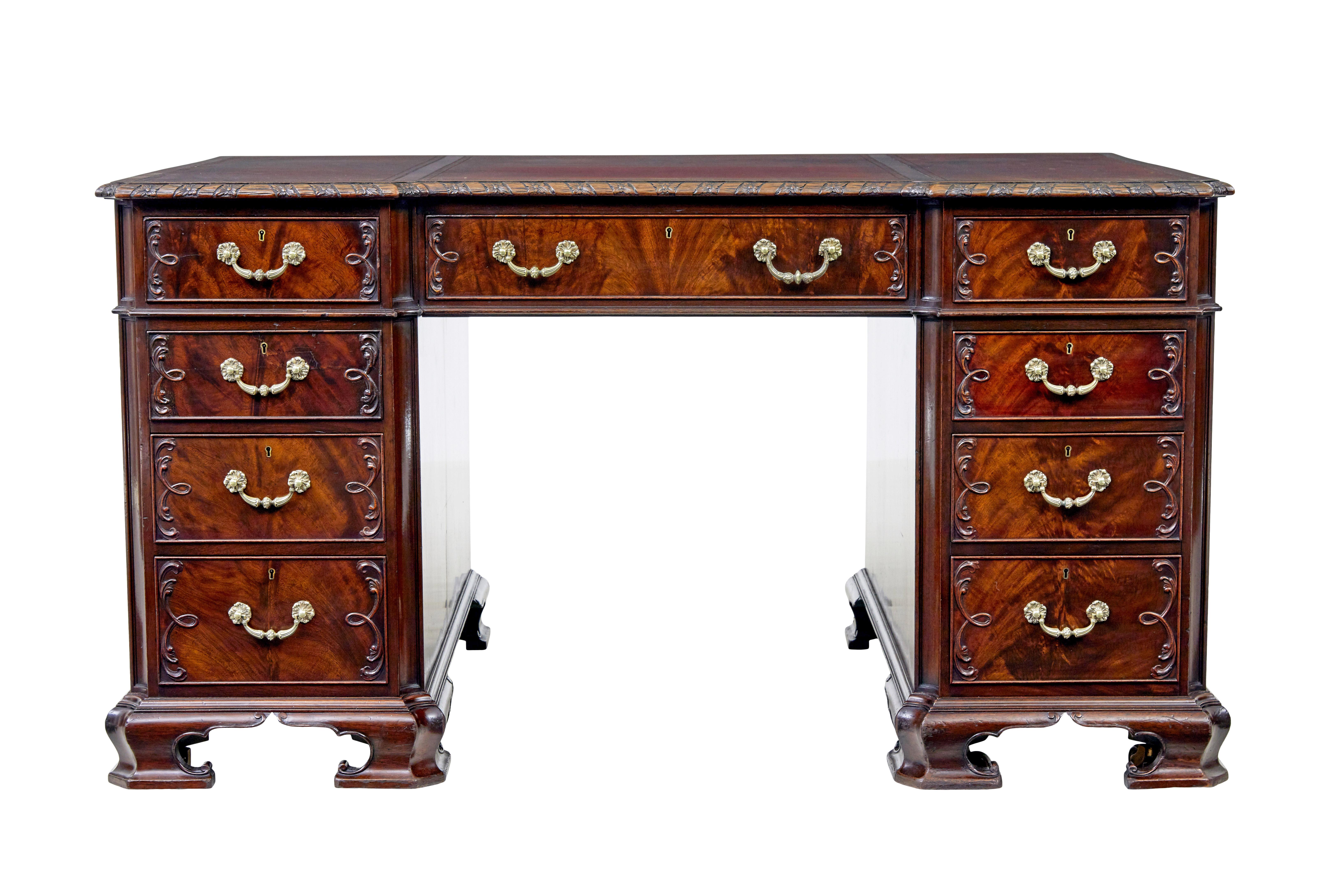 Scrivania con piedistallo in mogano dei primi del Novecento di Hobbs & Co. circa 1900.

Bellissima scrivania in stile Adams del 1900 circa. Timbrata da Hobbs & Co. di Londra. Cassetti rivestiti in mogano. Fronte sagomato, intagli applicati ai