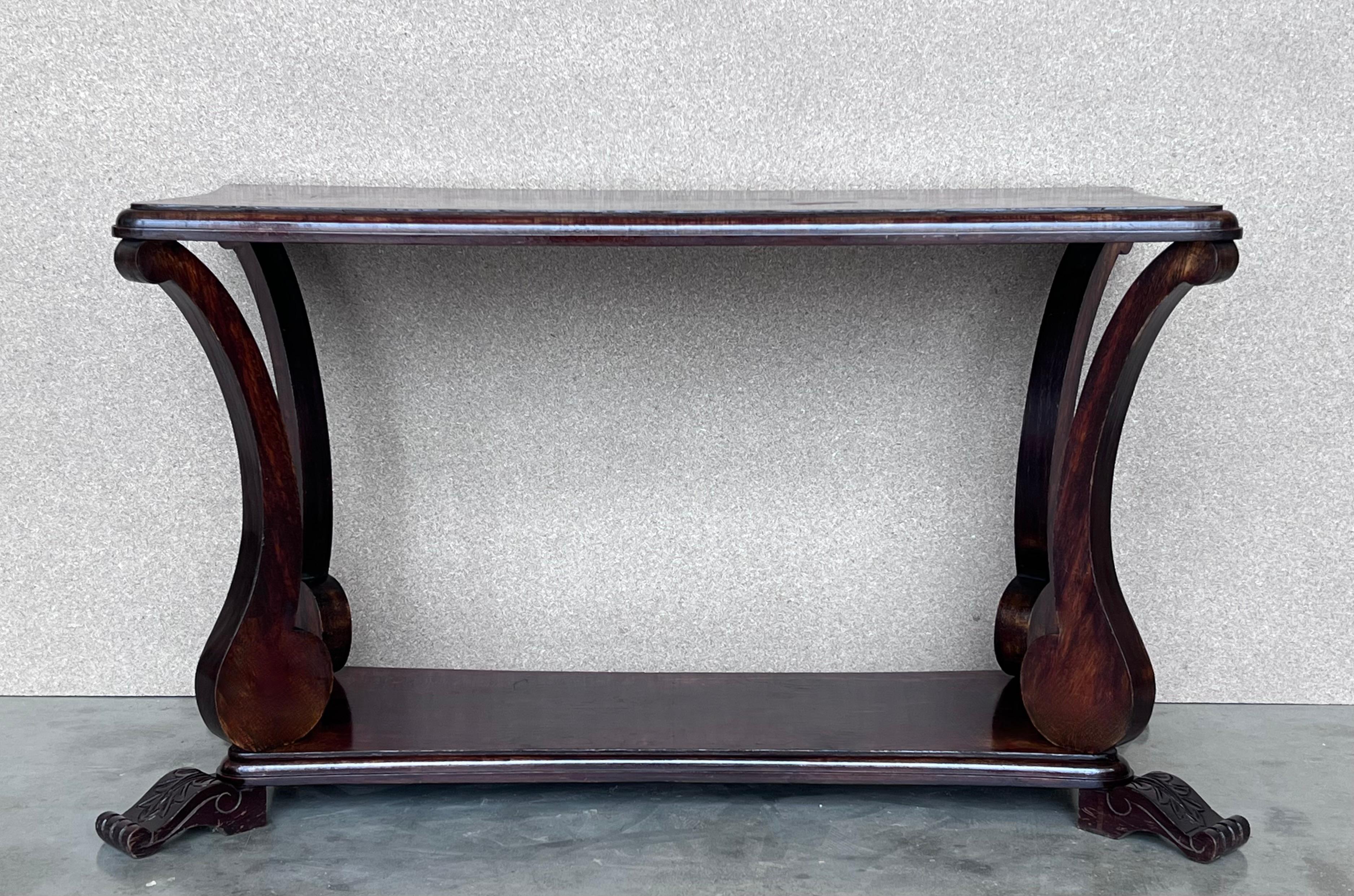 Belle table basse ou table d'appoint rectangulaire, en acajou massif, avec pieds griffes sculptés et étagère basse.