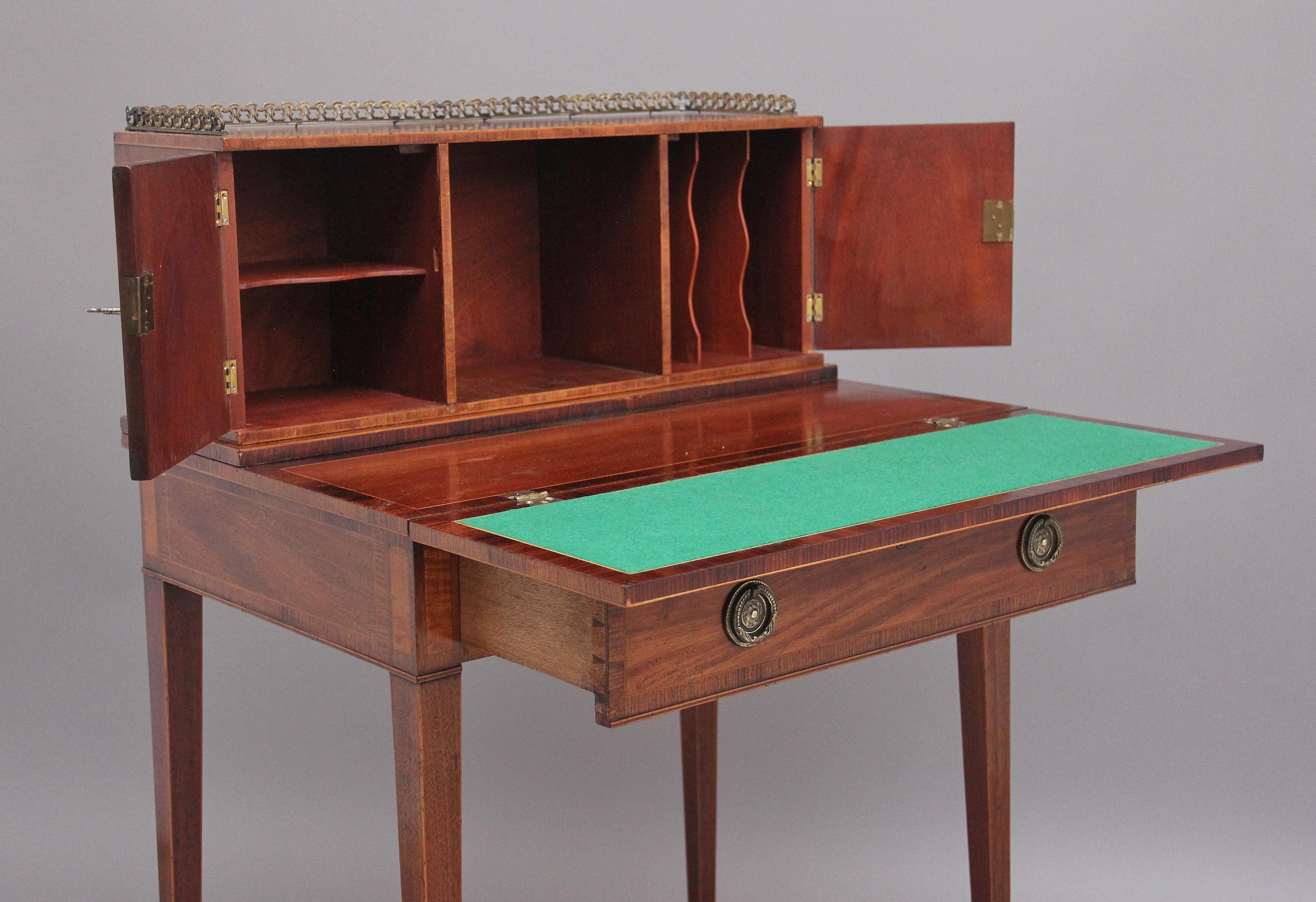 Early 20th Century Mahogany & Satinwood Boheur-du-jour 3