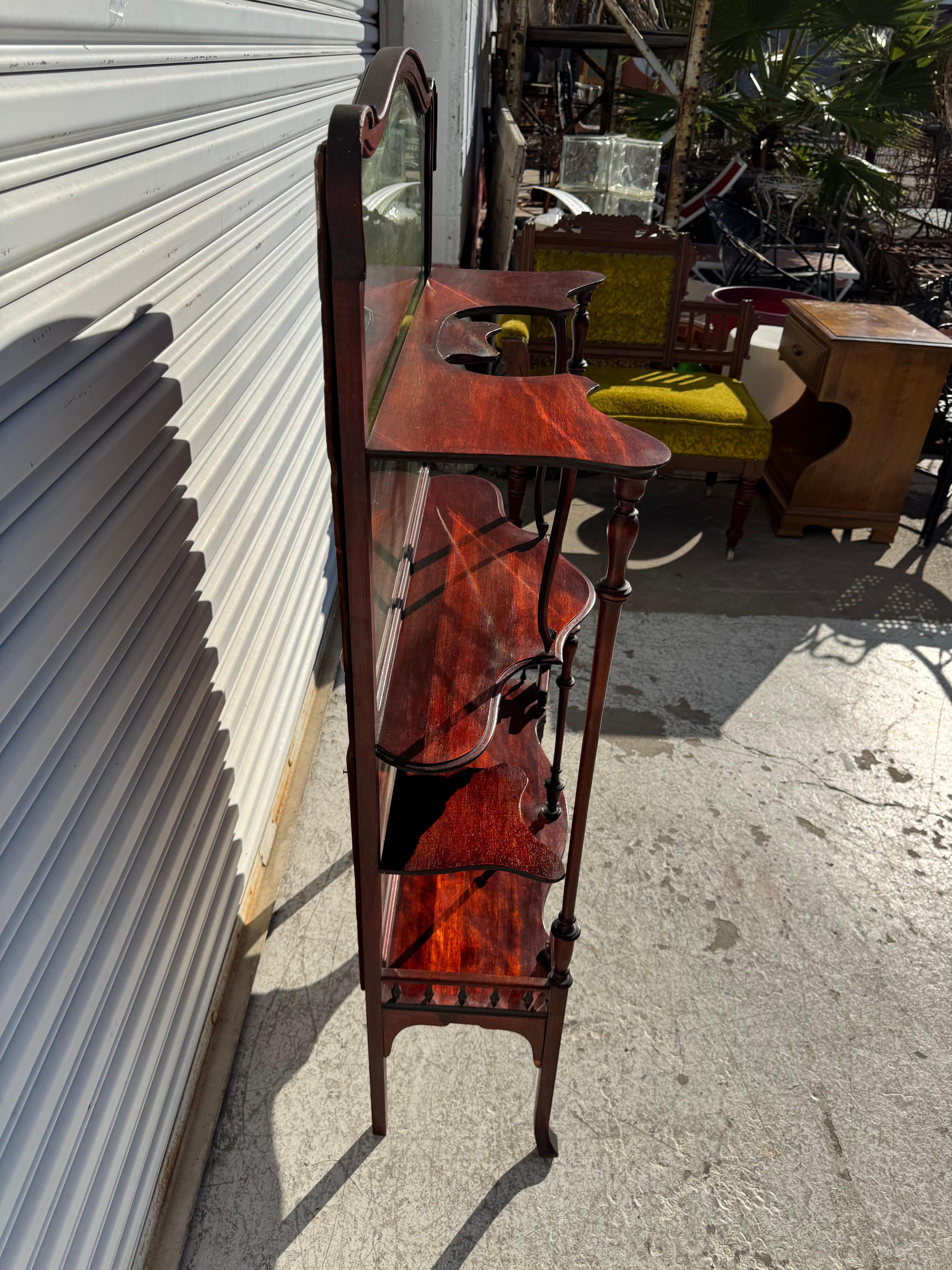 Etagere in stile francese con specchio in mogano dei primi del Novecento In condizioni buone in vendita a Pasadena, TX