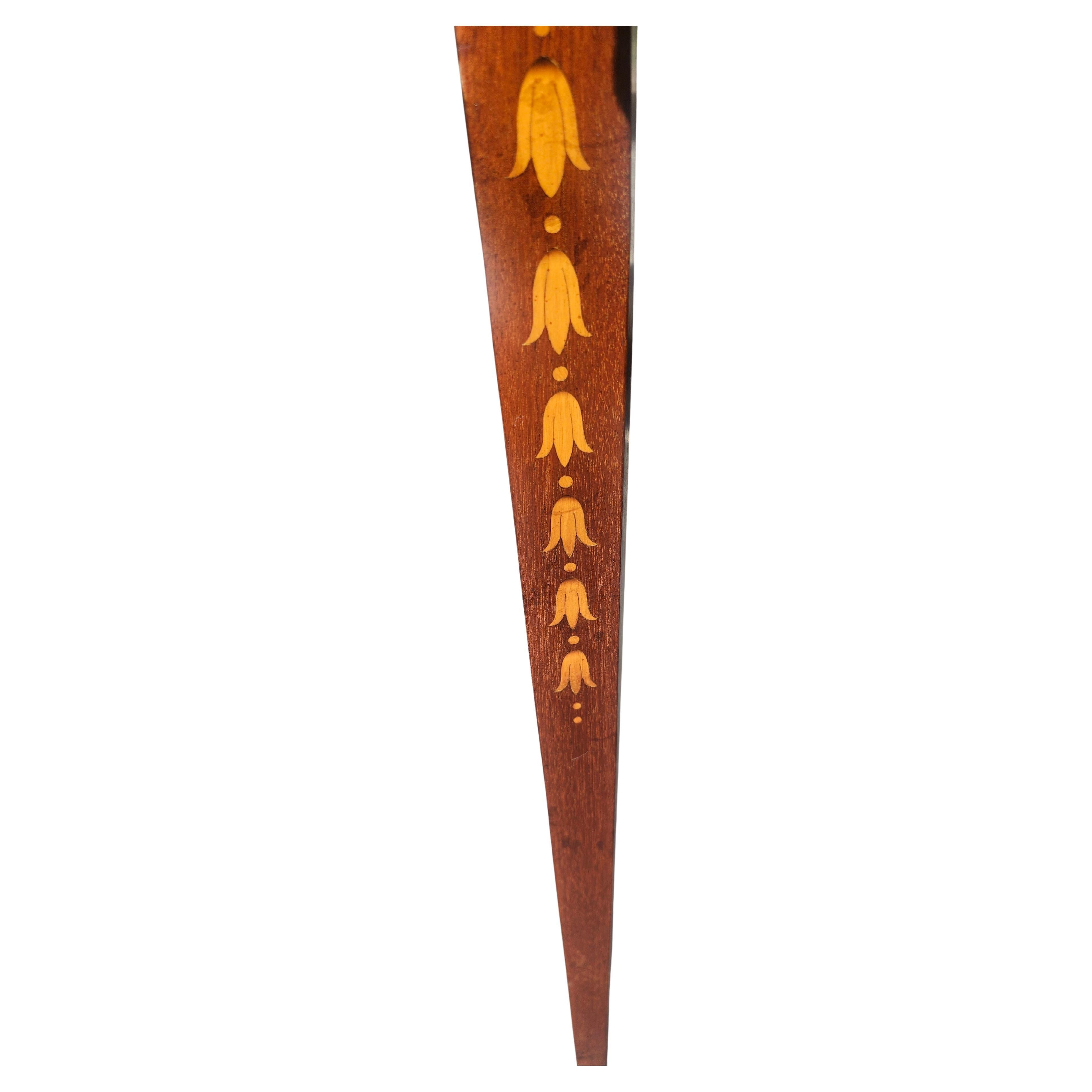 Caoba de principios del siglo XX con flores de campana incrustadas de Wellington Hall Hecho a mano en venta