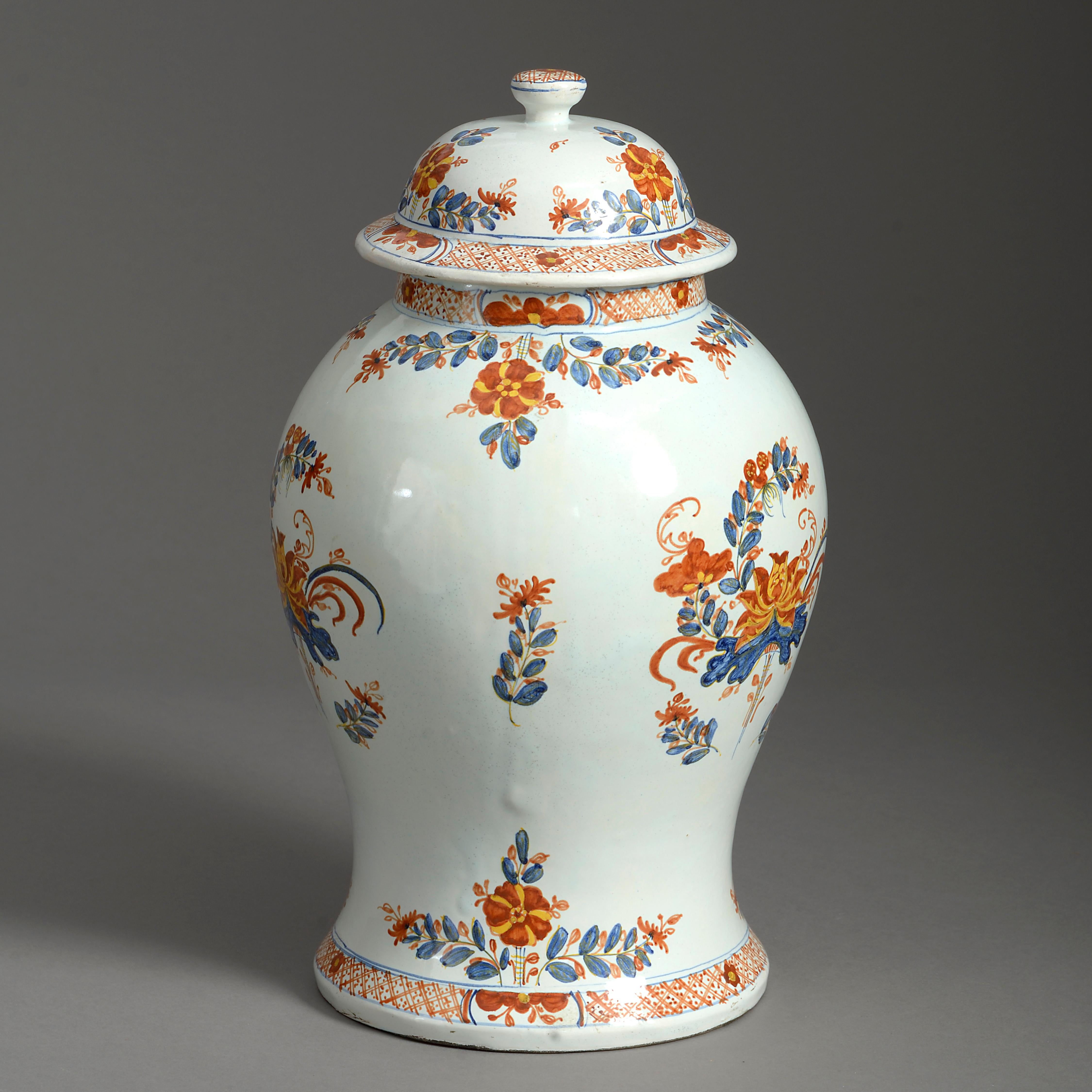 Eine Vase und ein Deckel aus Maiolika des frühen 20. Jahrhunderts im chinesischen Exportgeschmack des 18. Jahrhunderts, in Balusterform, durchgehend mit Blumenvignetten in polychromen Glasuren auf weißem Grund verziert.