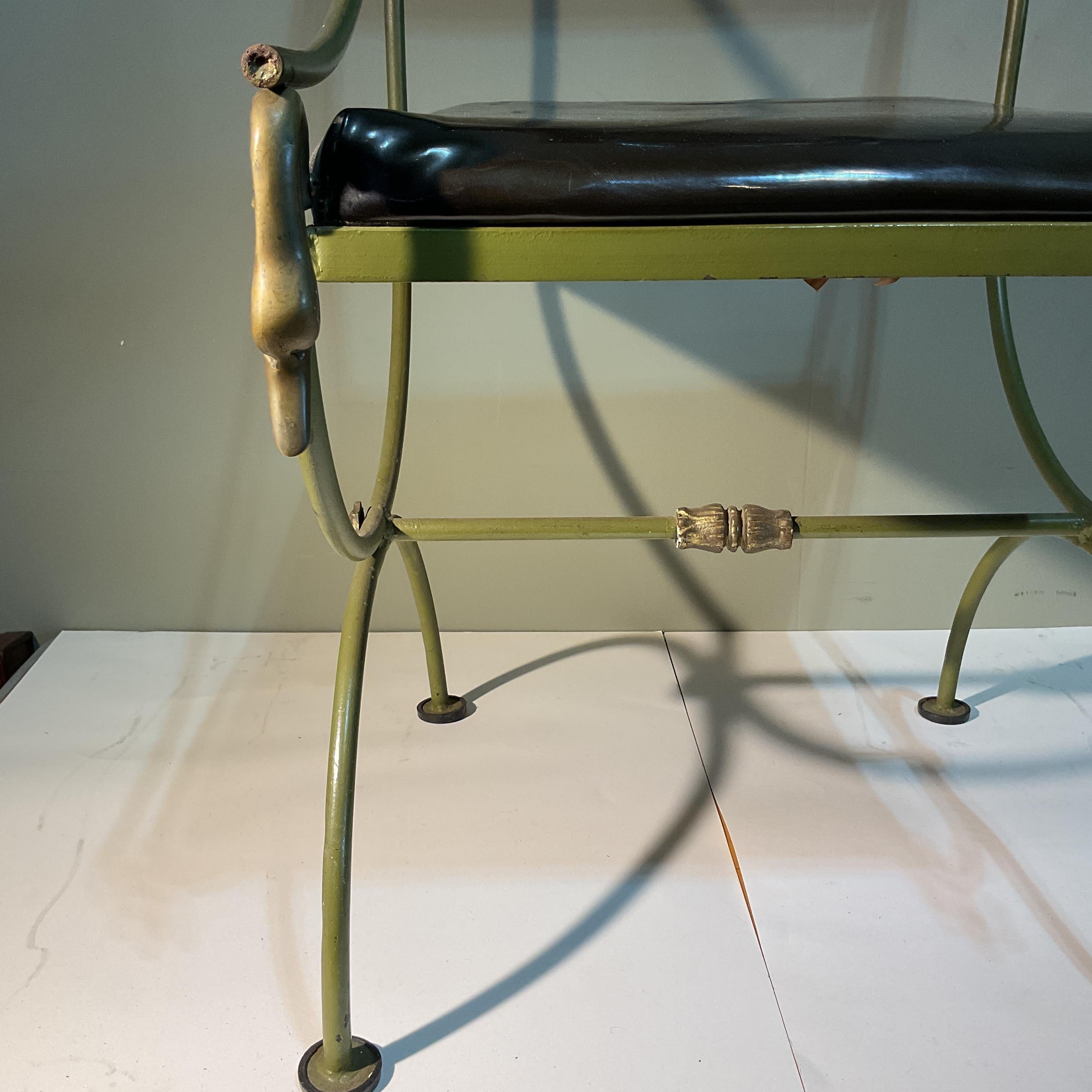 Silla auxiliar de hierro y latón estilo Maison Jansen
Fabricado en 1926 en Nueva York
Cabezas de cisne en los brazos
Estado original
¡Un estilo fabuloso!