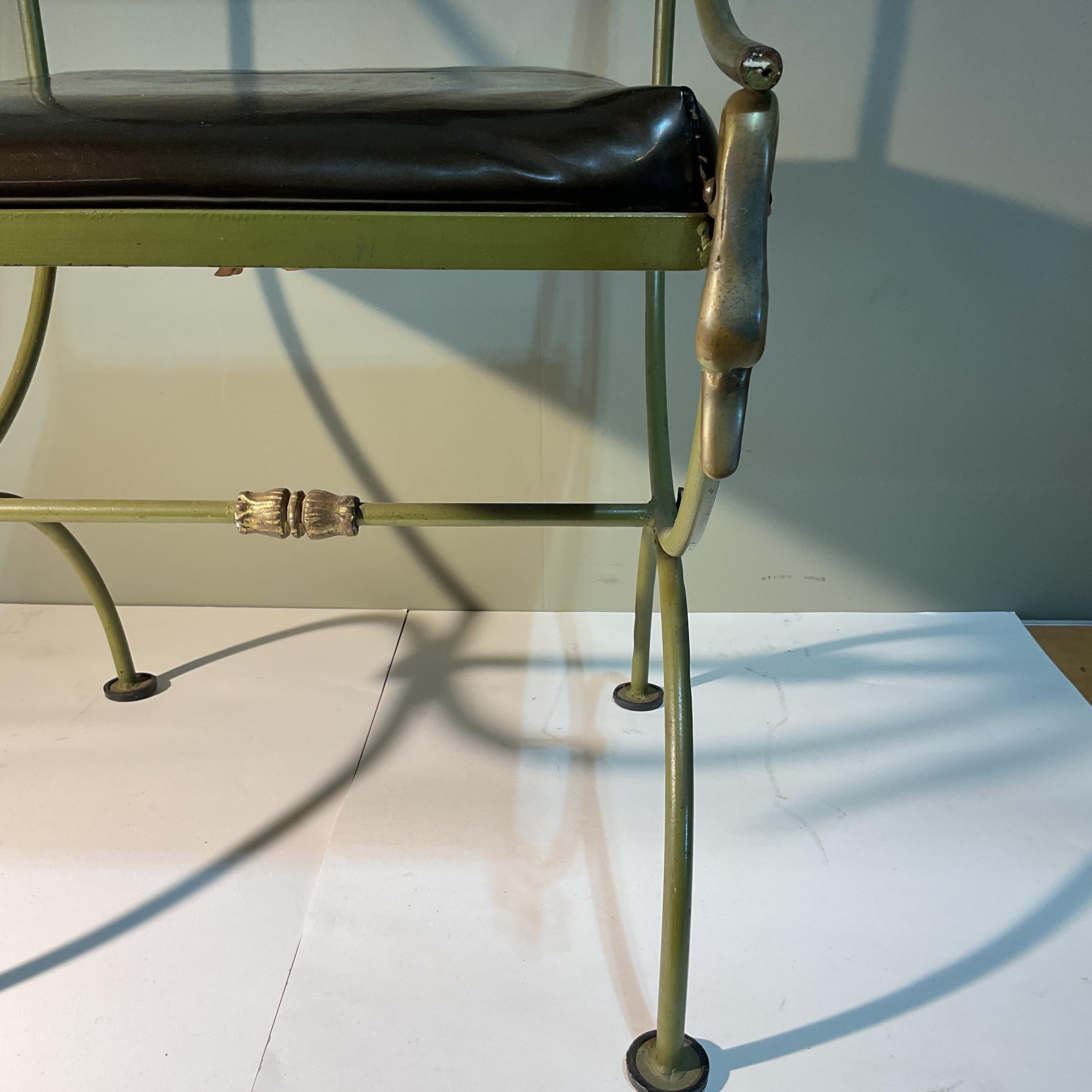 Silla auxiliar con cabeza de cisne estilo Maison Jansen de principios del siglo XX Neoclásico en venta