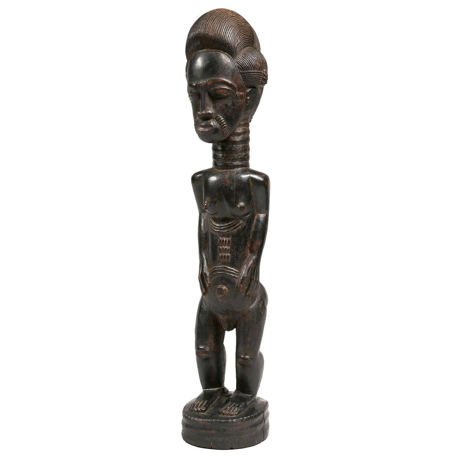 Figure masculine baoulé du début du 20e siècle, côte d'ivoire, Afrique

Sculpture stylistiquement agréable d'un époux spirituel (blolo bian) de la culture baoulé. Cet excellent exemple est posé dans la posture de puissance classique des Baoulé et