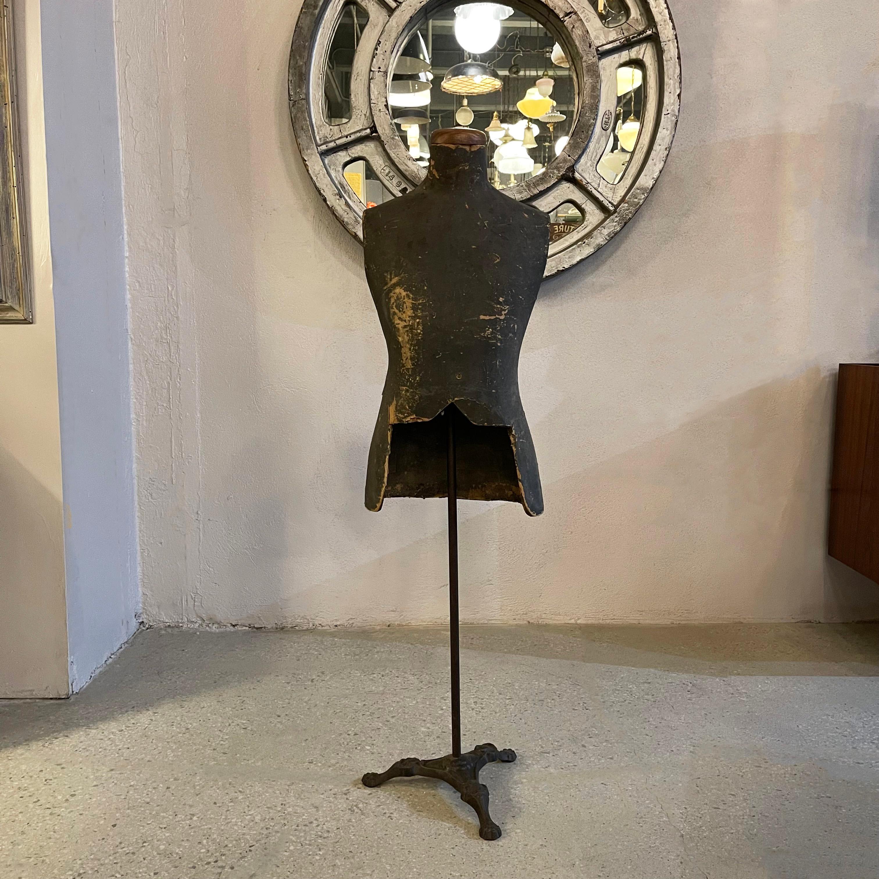 Antique, début du 20e siècle, forme de robe pour homme, mannequin présentant une forme en papier mâché noir patiné avec une coiffe en noyer sur un support en métal avec une base en fonte à pied griffu. Le formulaire peut être retiré du support.

La