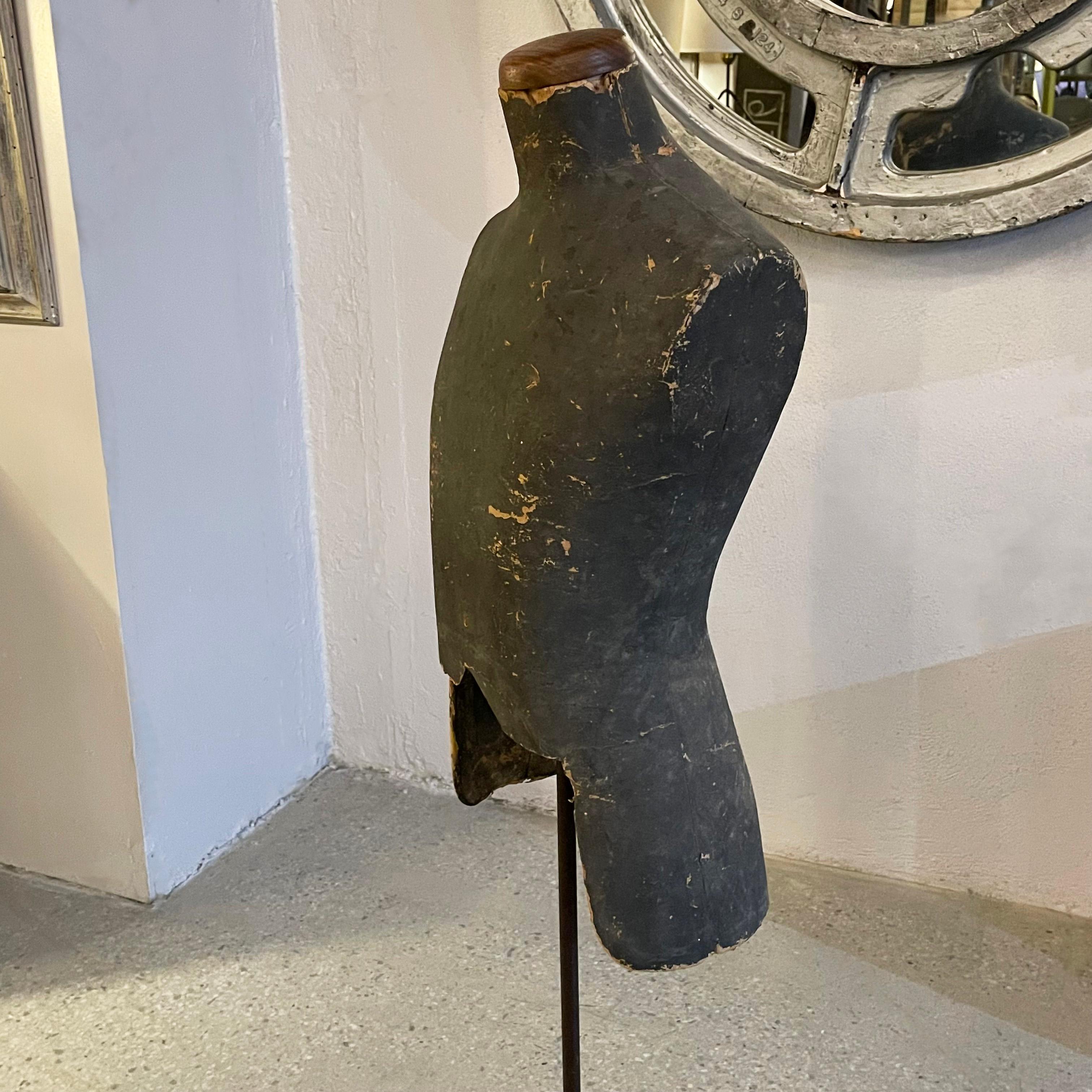 Début du 20e siècle Mannequin masculin torse sur Stand Bon état - En vente à Brooklyn, NY