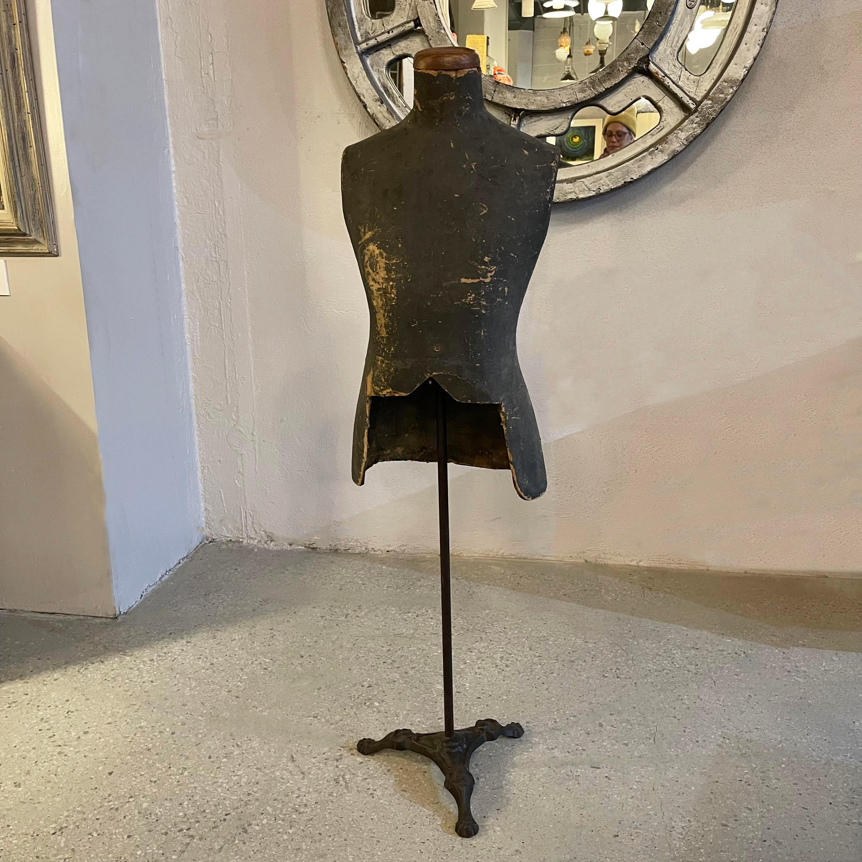 20ième siècle Début du 20e siècle Mannequin masculin torse sur Stand en vente