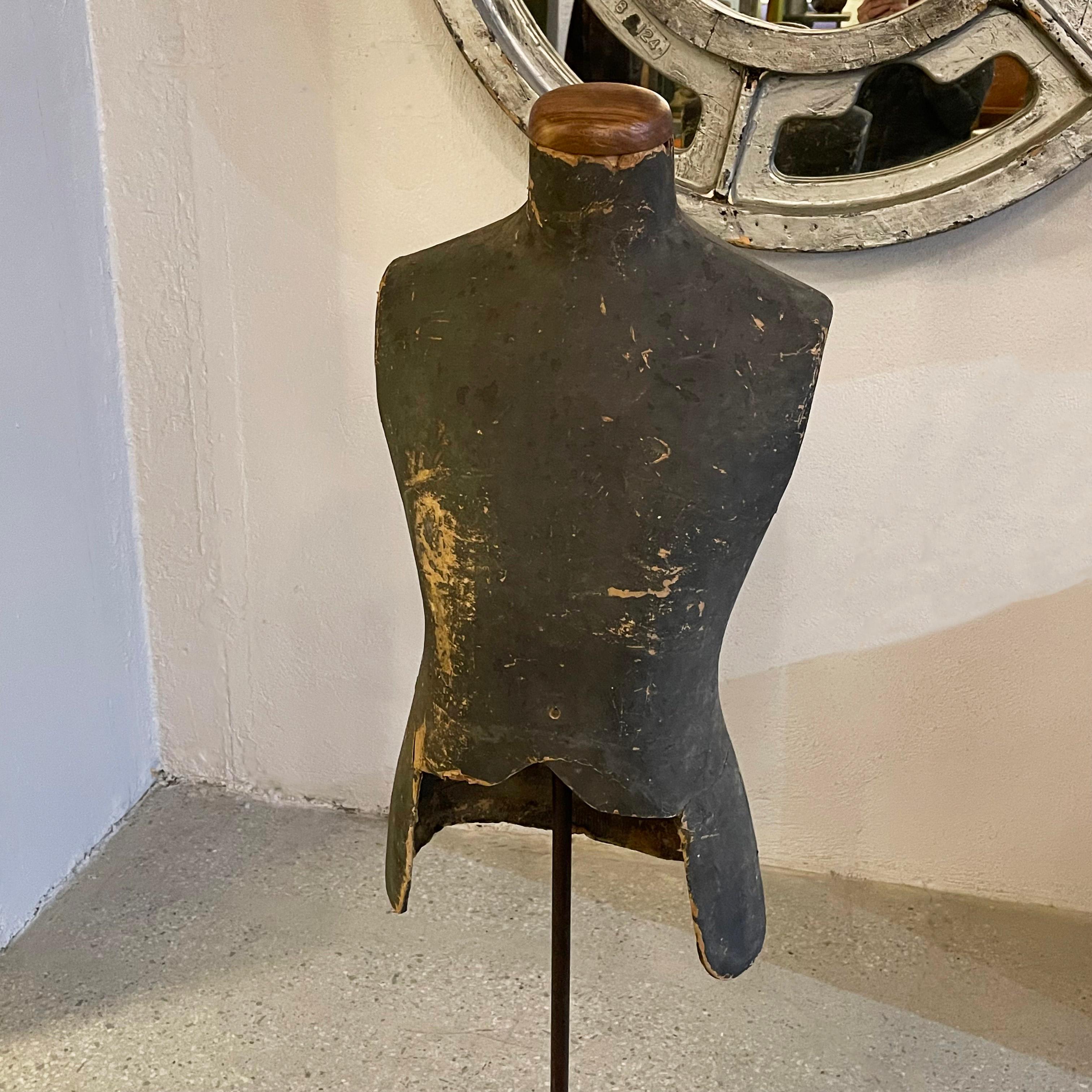 Bois Début du 20e siècle Mannequin masculin torse sur Stand en vente