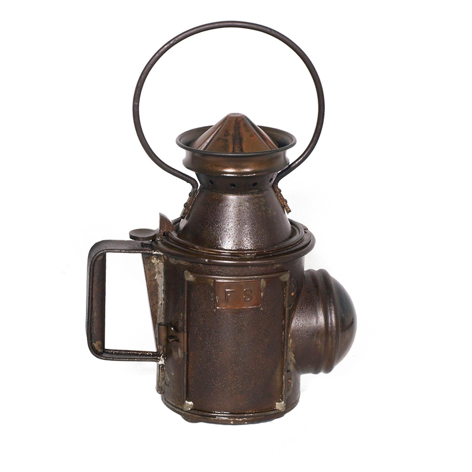 Lanterna ad olio manuale italiana per segnalazione per capistazione, ferrovia statale bianca-rossa-verde. In ottone brunito.
Questa lampada può essere utilizzata come pezzo d'arredamento, grazie alla bellezza del design e alla qualità dei materiali. 