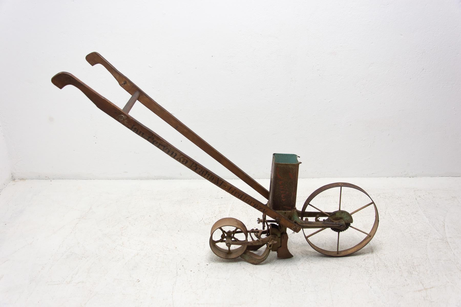 Vintage manual single – row sowing machine for corn, beets, poppies and others. Material: iron. Made in the former Austria Hungary in the early 20th Century. Very nice decoration.

Measures: Height: 101 cm

Width: 154 cm

Depth: 48 cm.