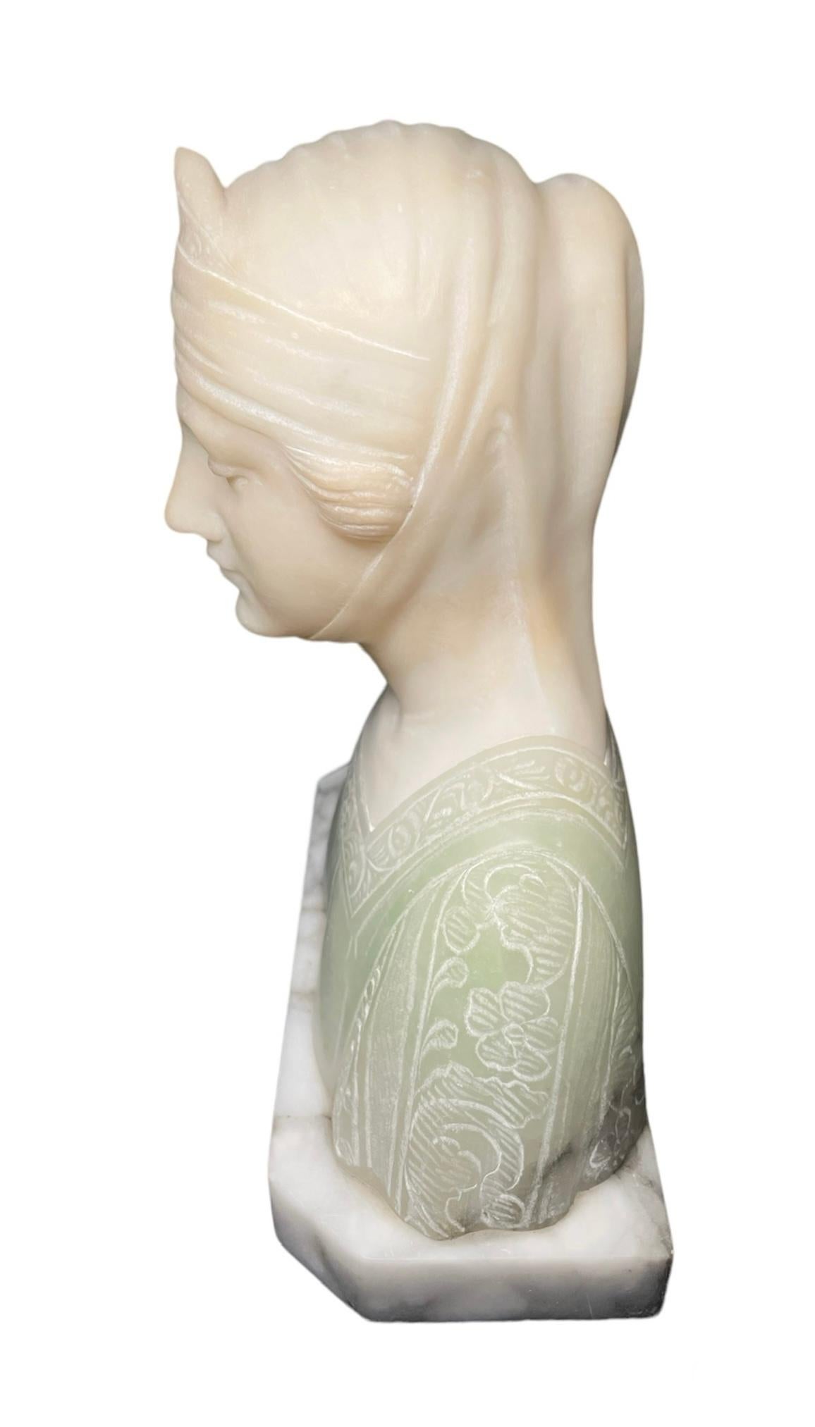 italien Buste de Béatrice en marbre et albâtre du début du 20e siècle  en vente